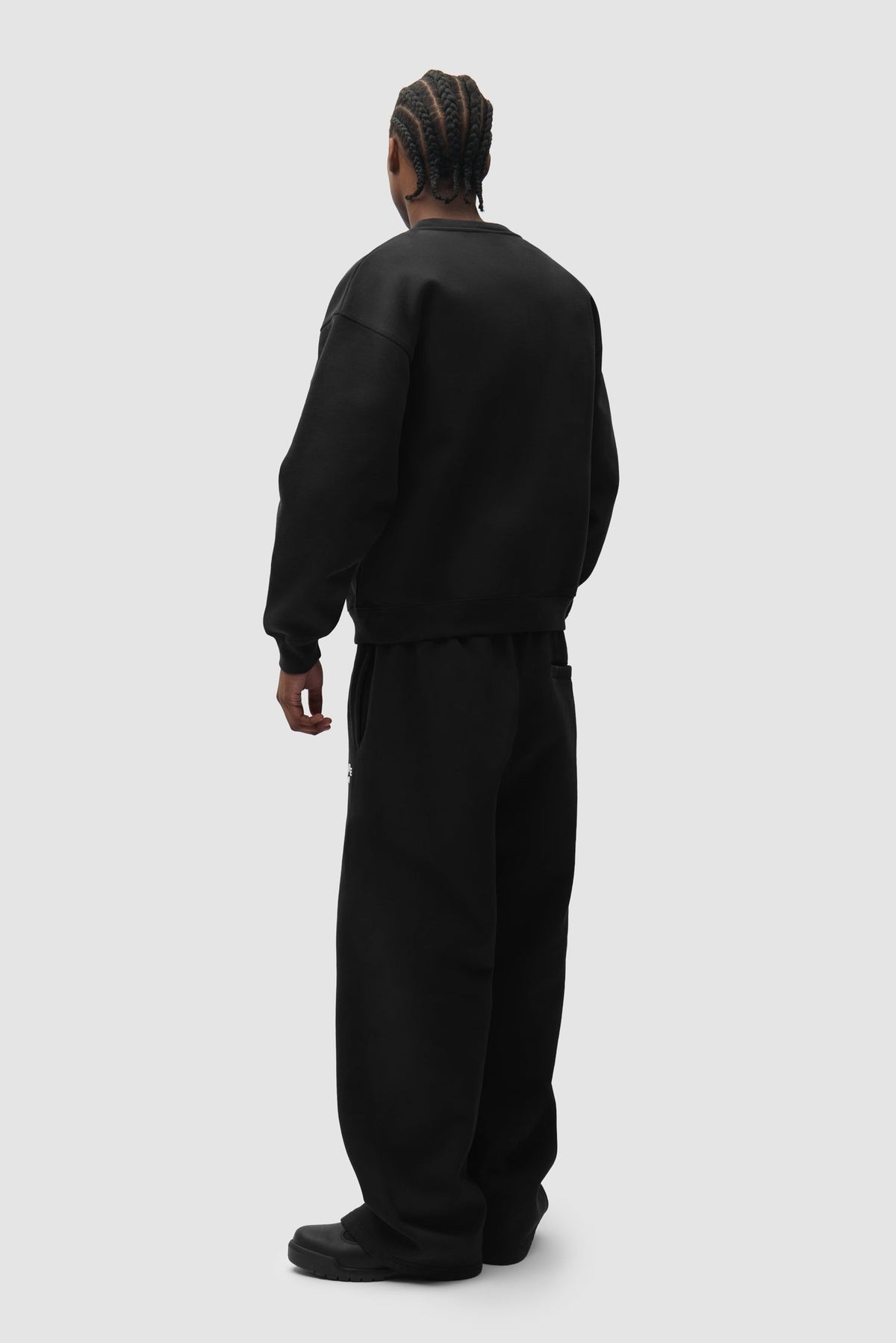 Arte Antwerp Sweat Cor noir – porté de dos, en pied
