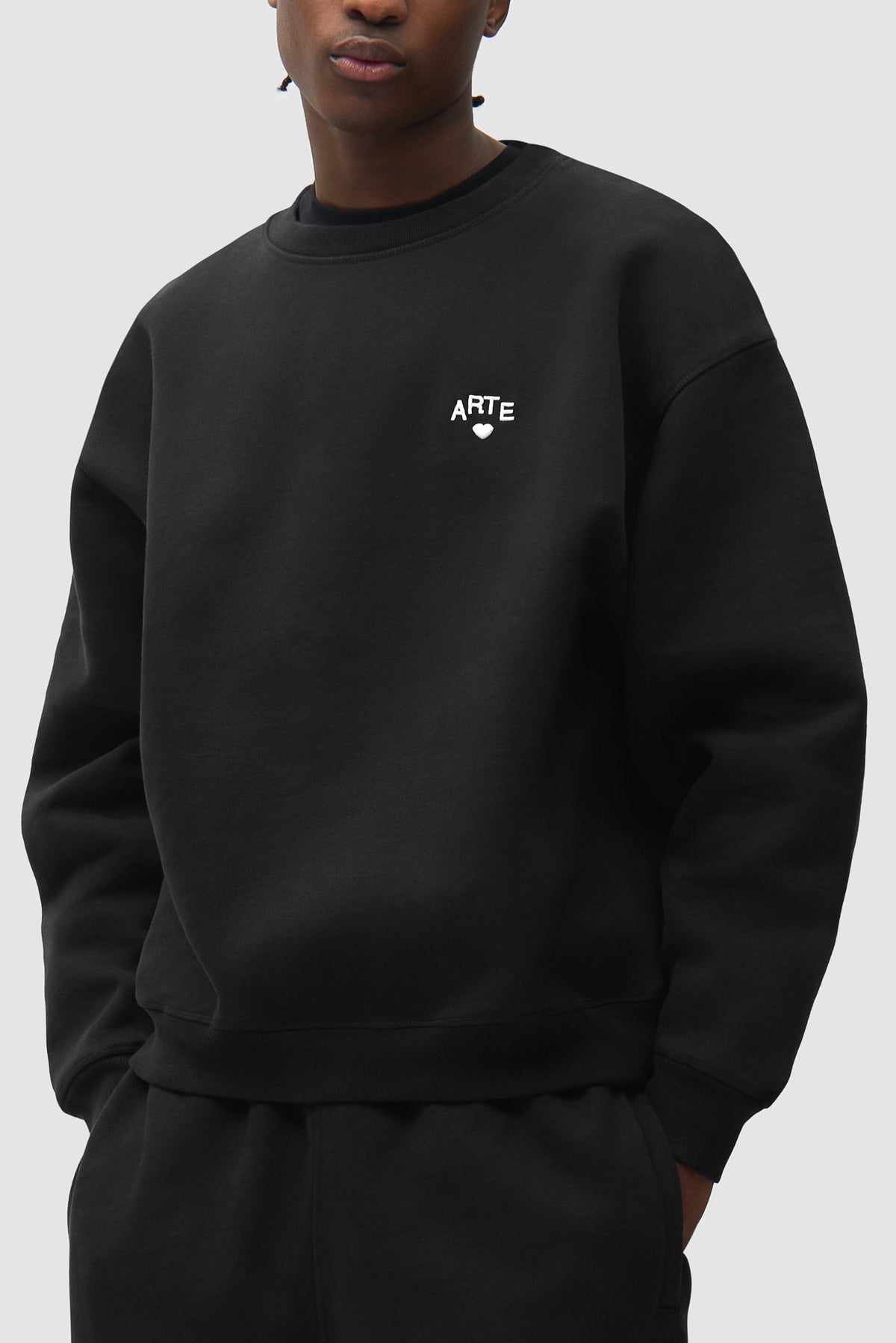 Arte Antwerp Sweat Cor noir – porté de trois-quarts, plan rapproché