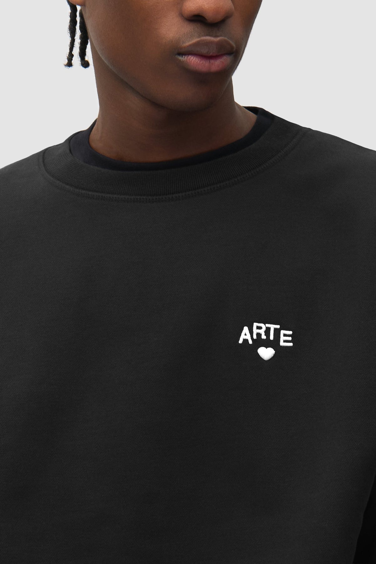 Arte Antwerp Sweat Cor noir – détail du logo cœur brodé