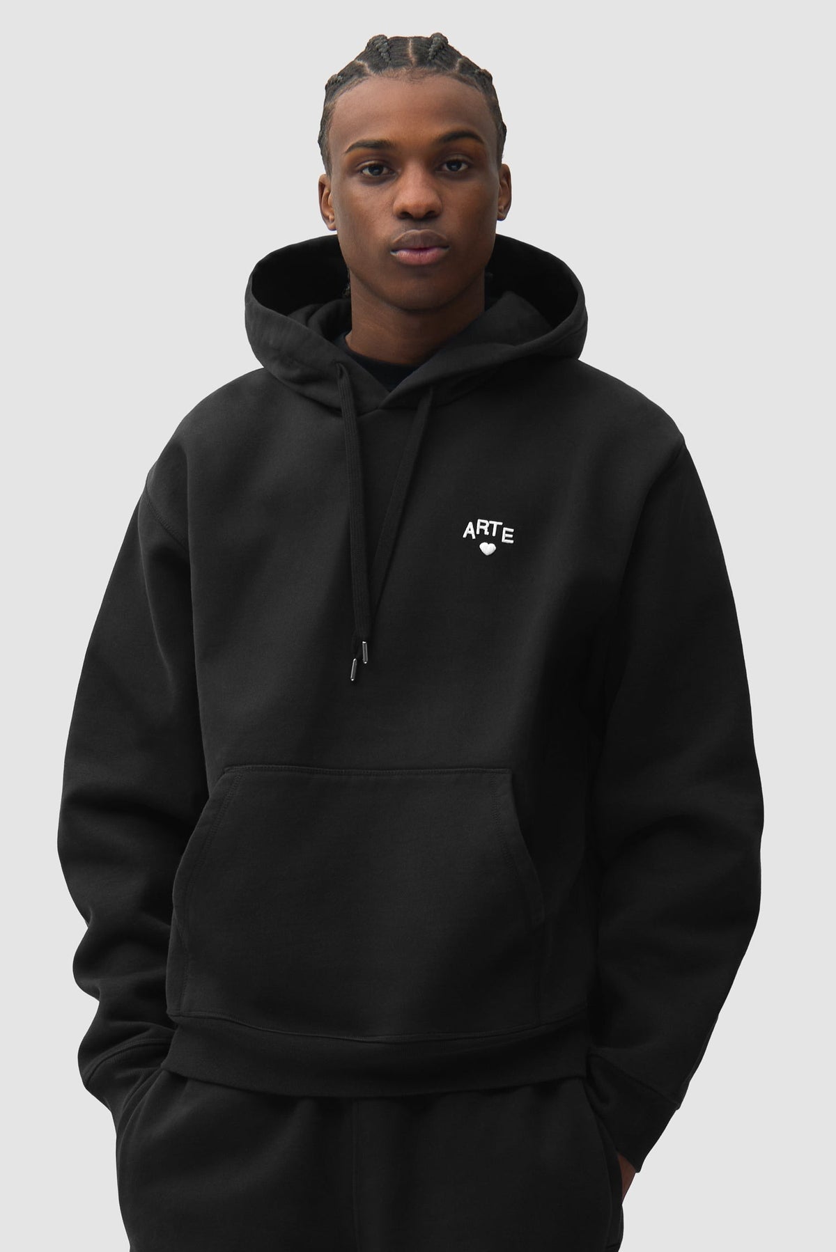 Arte Antwerp Sweat à capuche Cor noir – porté de face, plan buste