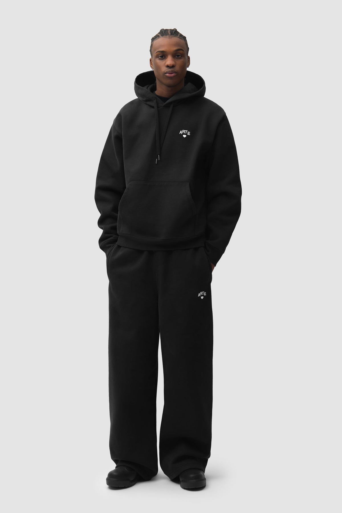 Arte Antwerp Sweat à capuche Cor noir – porté de face, en pied