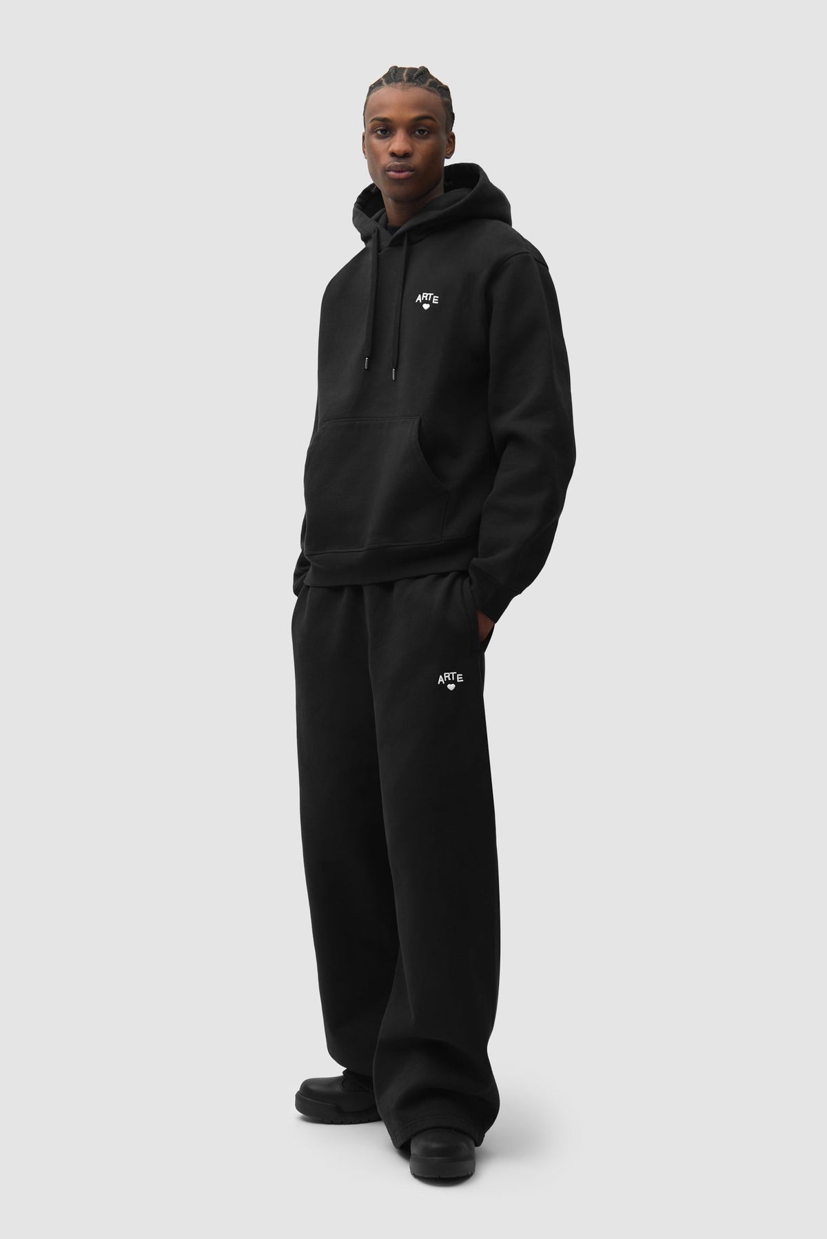 Arte Antwerp Sweat à capuche Cor noir – porté de trois-quarts, en pied