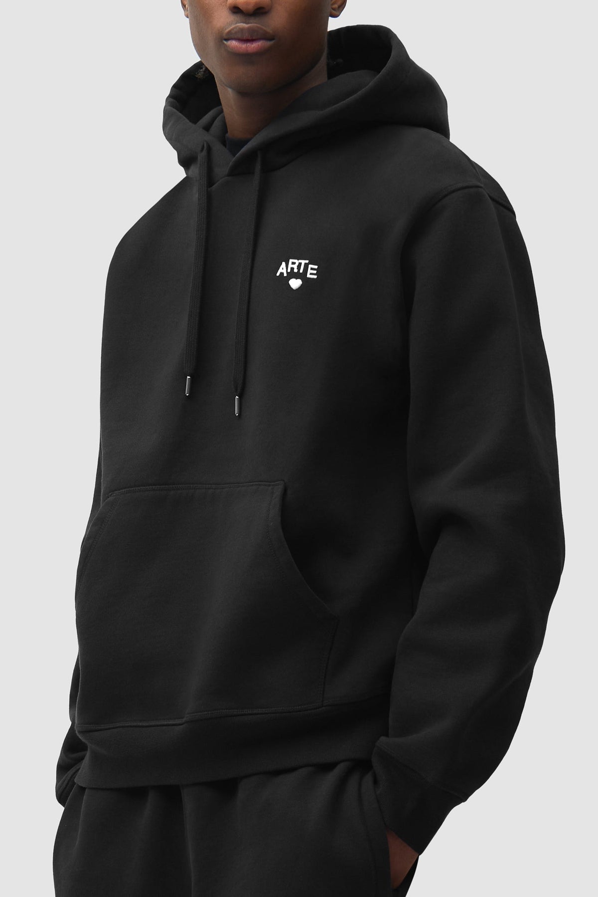 Arte Antwerp Sweat à capuche Cor noir – porté de trois-quarts, plan rapproché
