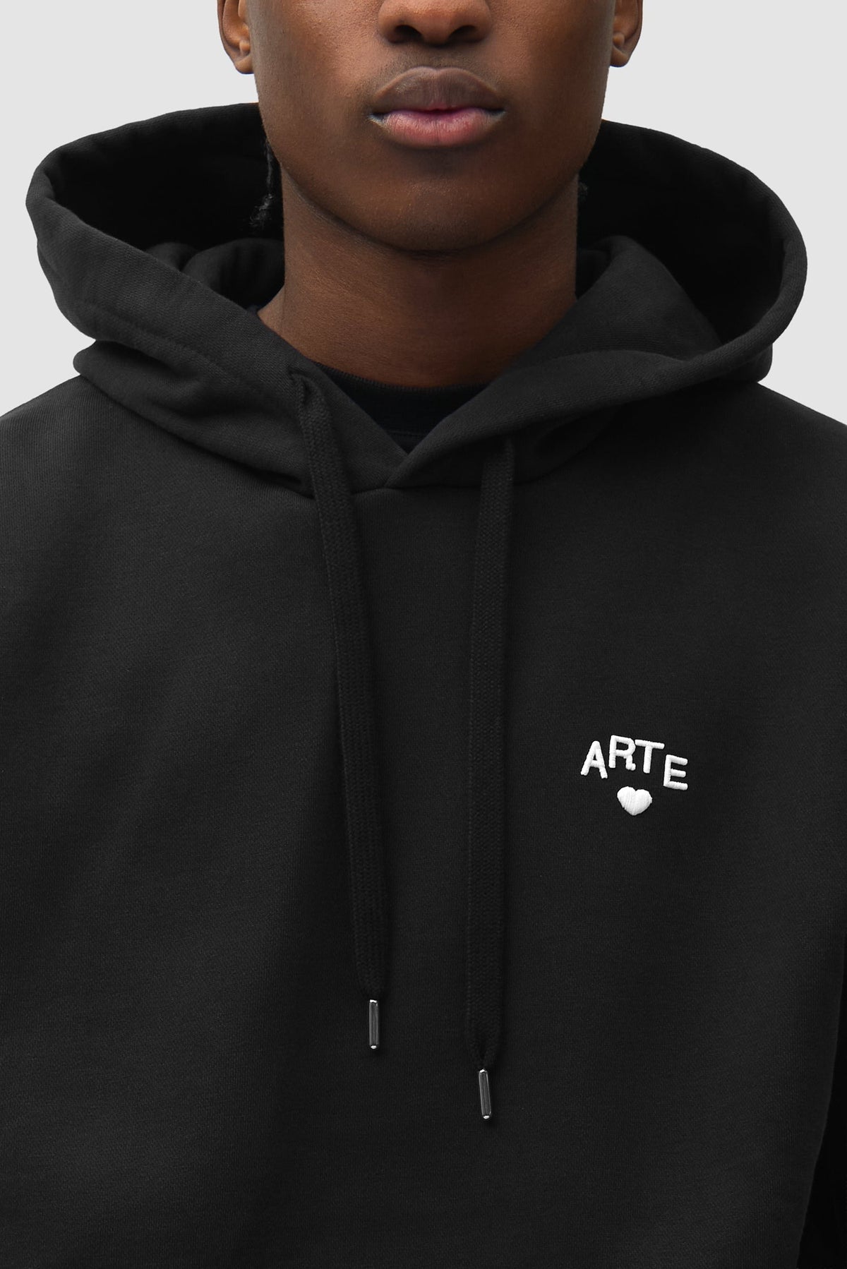 Arte Antwerp Sweat à capuche Cor noir – détail du logo cœur brodé