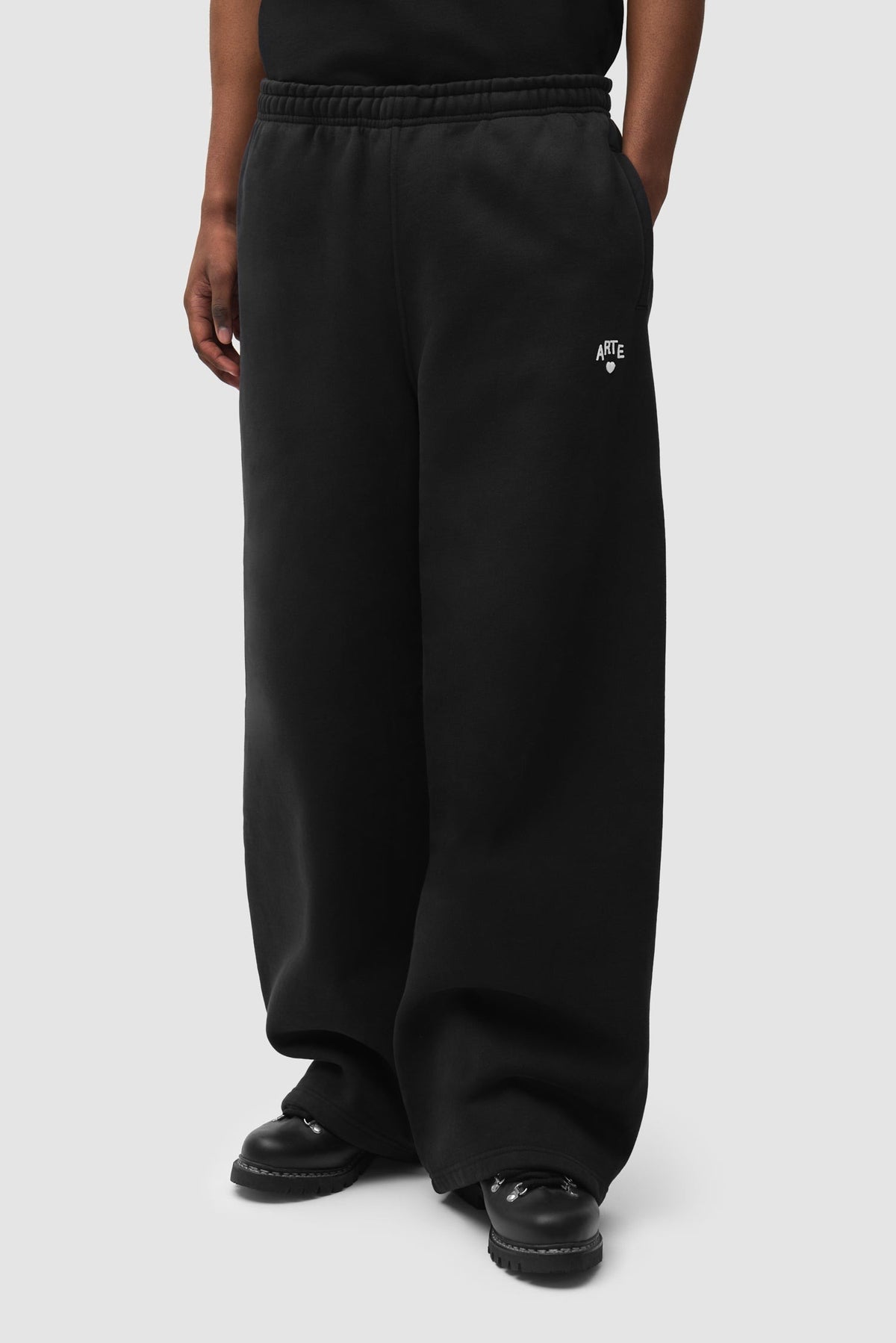 Arte Antwerp Pantalon de jogging Cor noir – porté de face, bas du corps