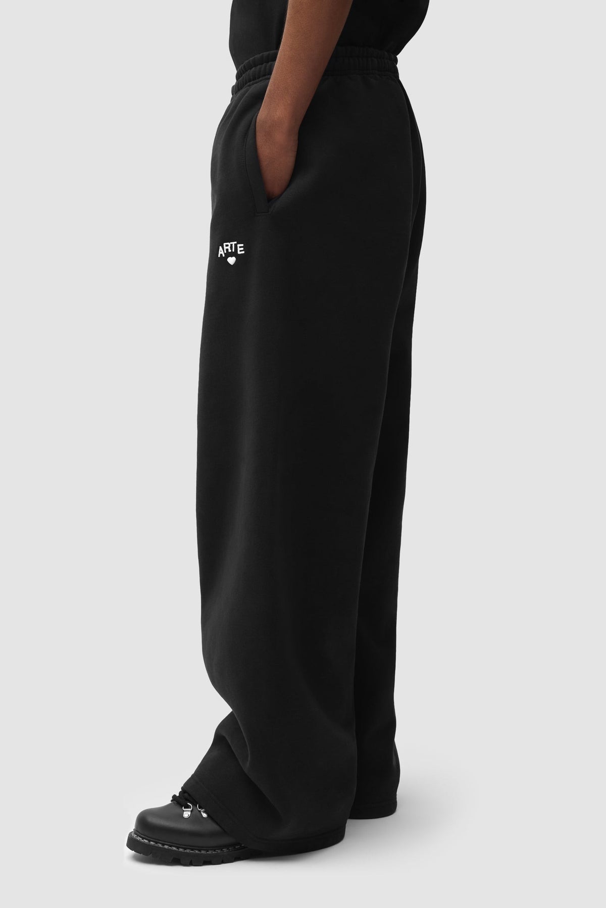Arte Antwerp Pantalon de jogging Cor noir – porté de trois-quarts, bas du corps