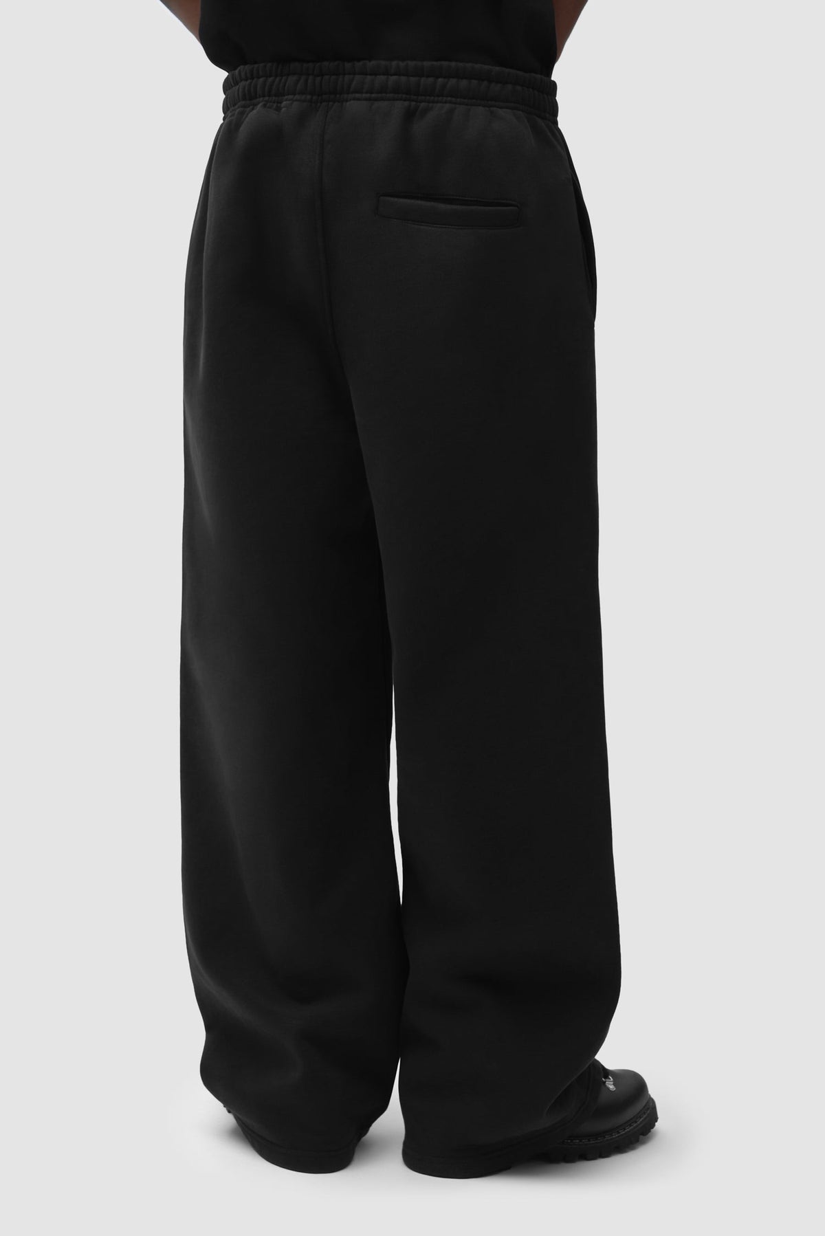 Arte Antwerp Pantalon de jogging Cor noir – porté de dos, bas du corps