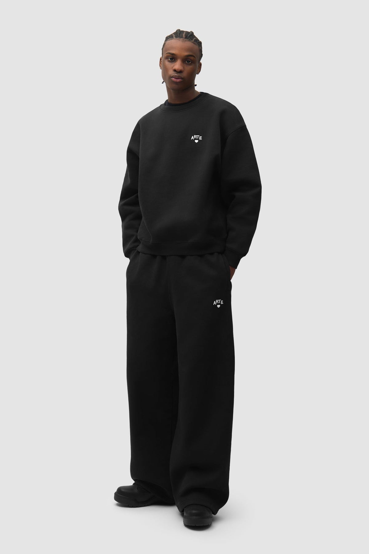 Arte Antwerp Pantalon de jogging Cor noir – porté de face, en pied