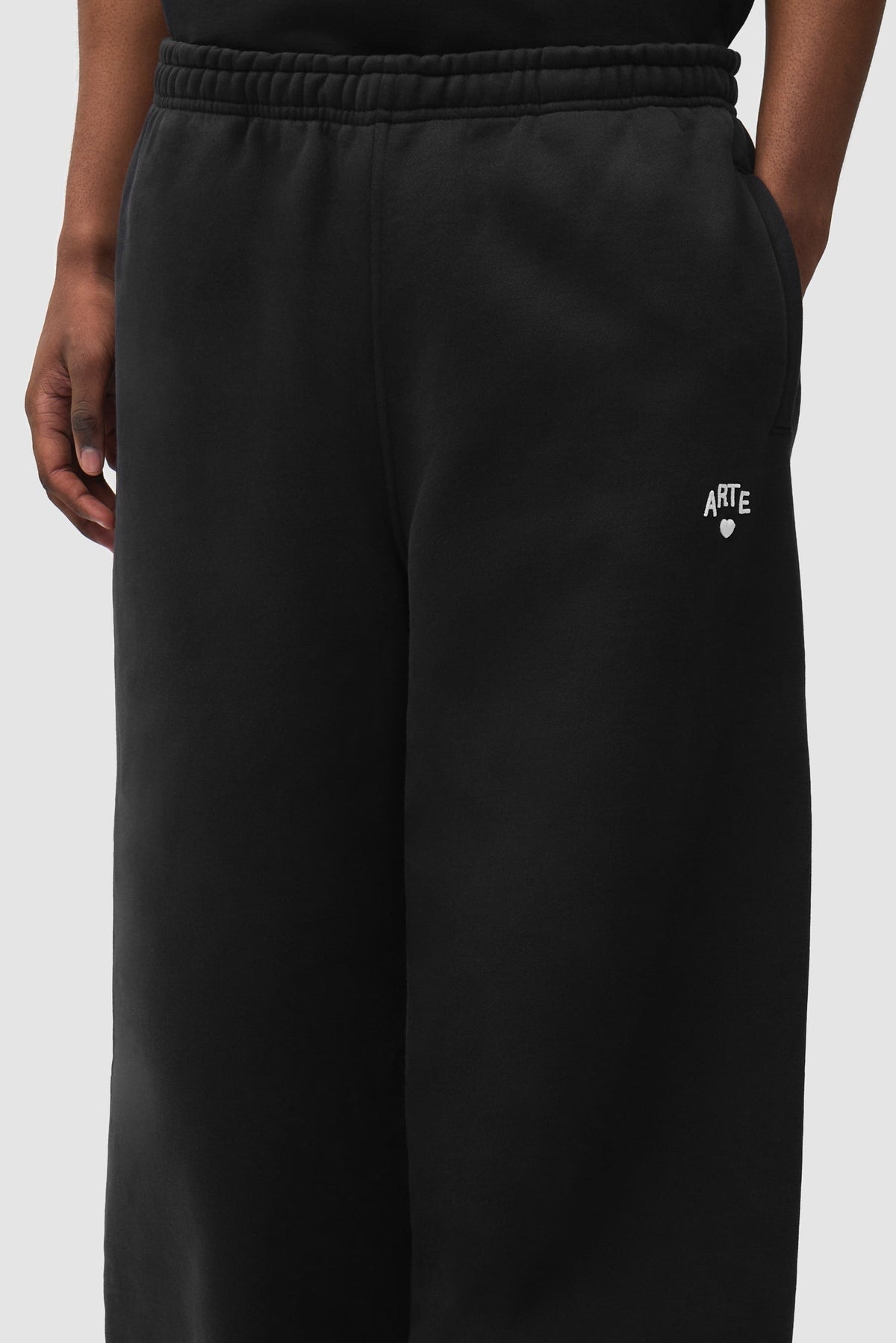 Arte Antwerp Pantalon de jogging Cor noir – détail de la poche et du logo brodé