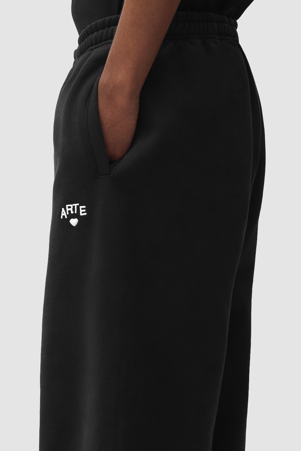 Arte Antwerp Pantalon de jogging Cor noir – détail du logo brodé