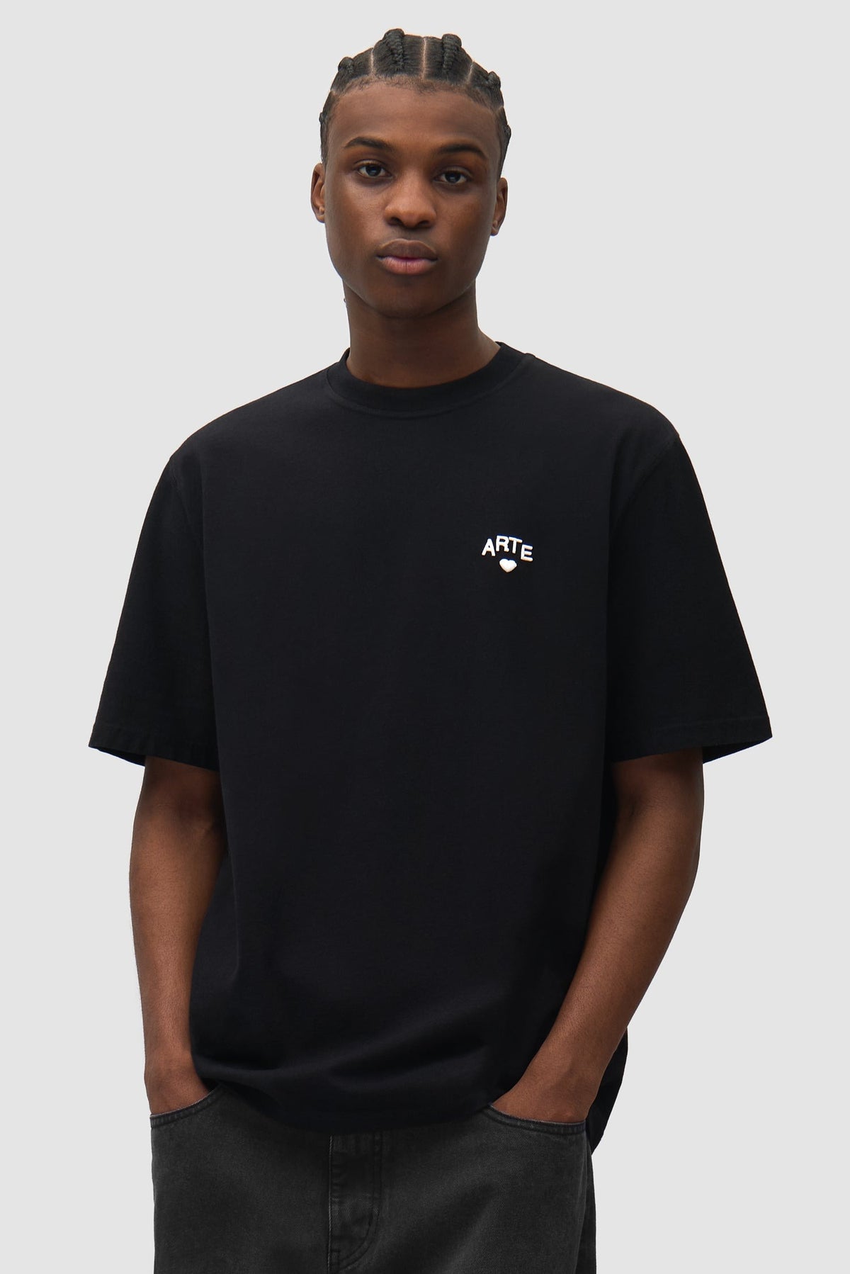 Arte Antwerp T-shirt Cor noir – porté de face, plan buste