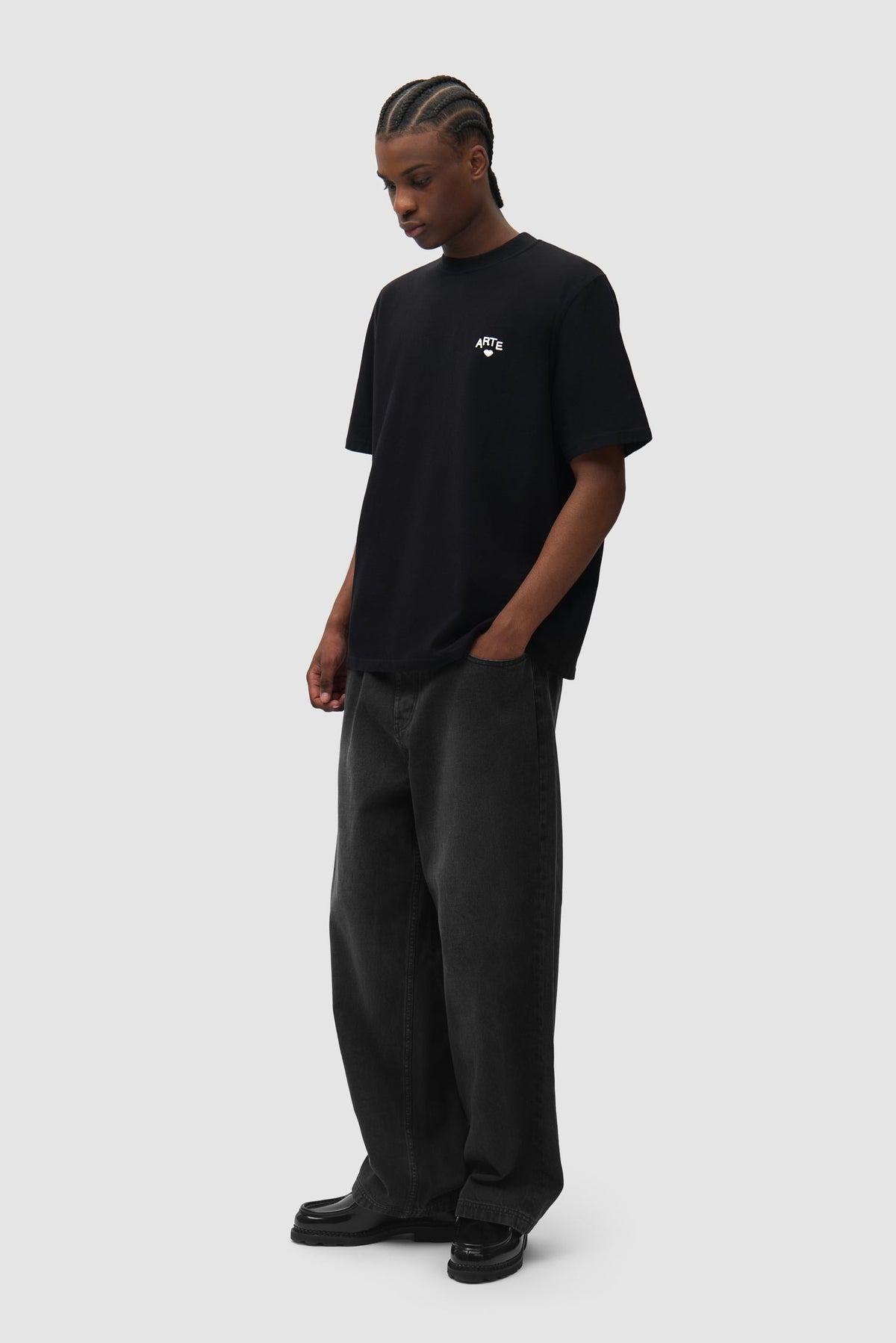 Arte Antwerp T-shirt Cor noir – porté de trois-quarts, en pied