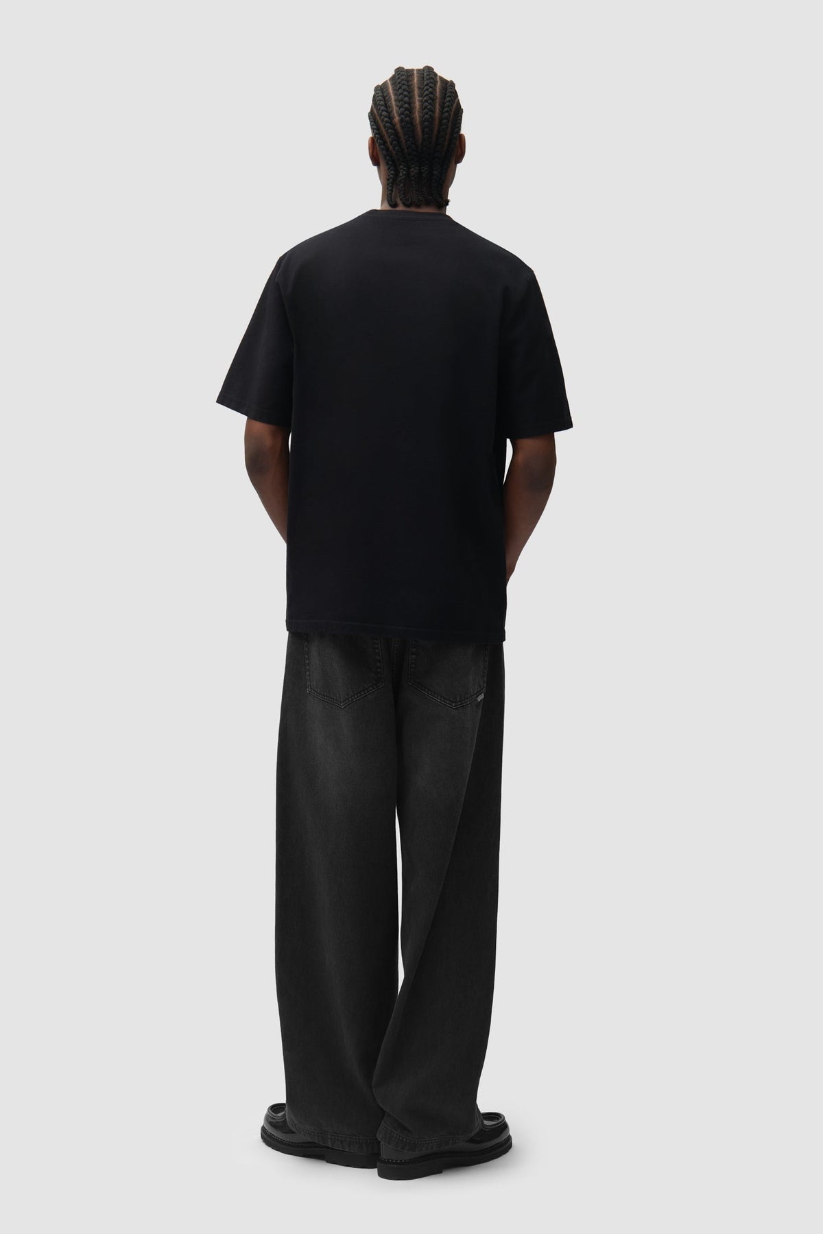 Arte Antwerp T-shirt Cor noir – porté de dos, en pied