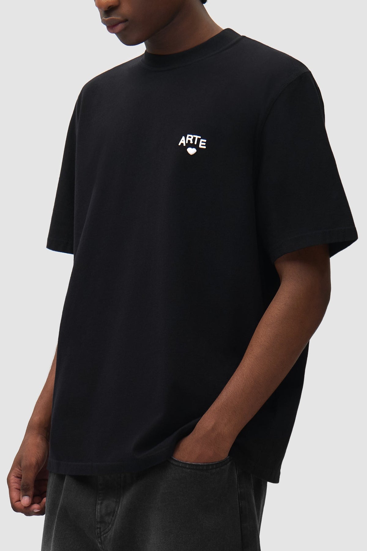 Arte Antwerp T-shirt Cor noir – porté de trois-quarts, plan rapproché