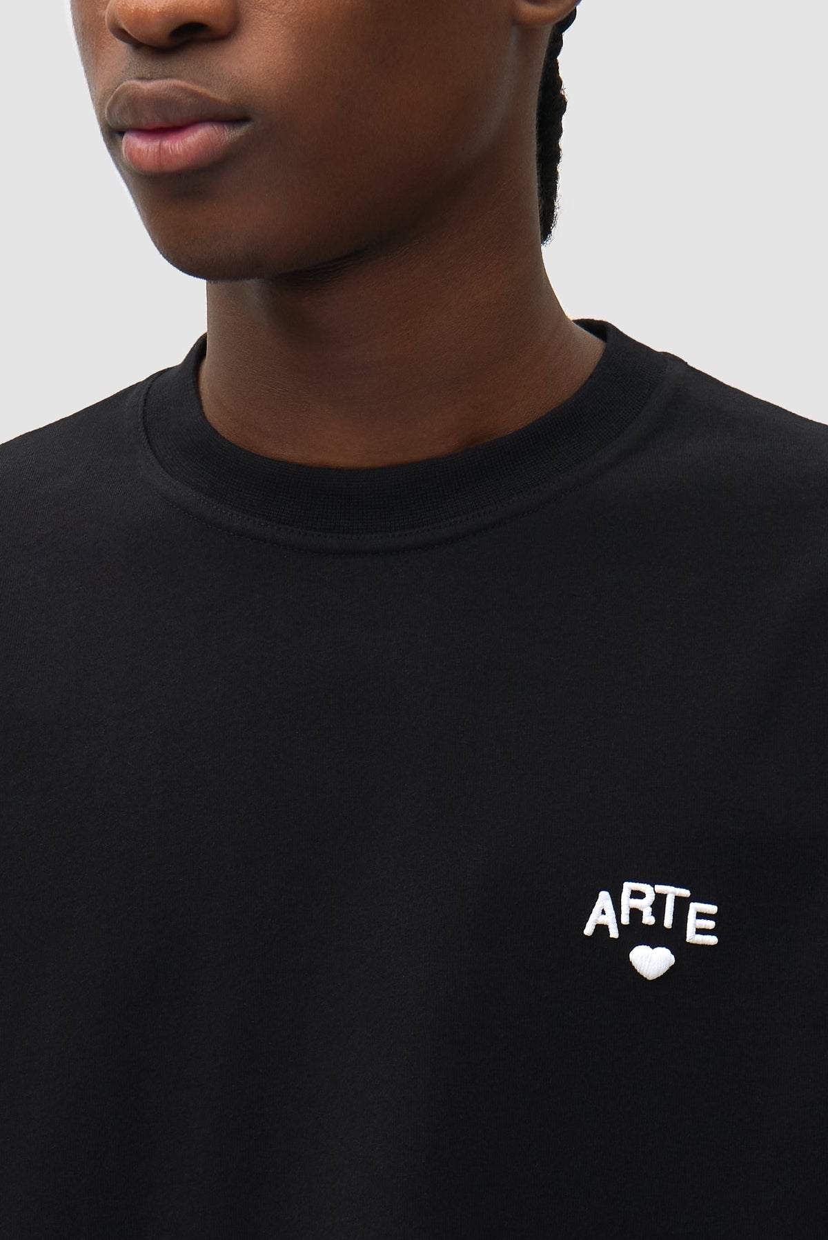 Arte Antwerp T-shirt Cor noir – détail du logo cœur brodé