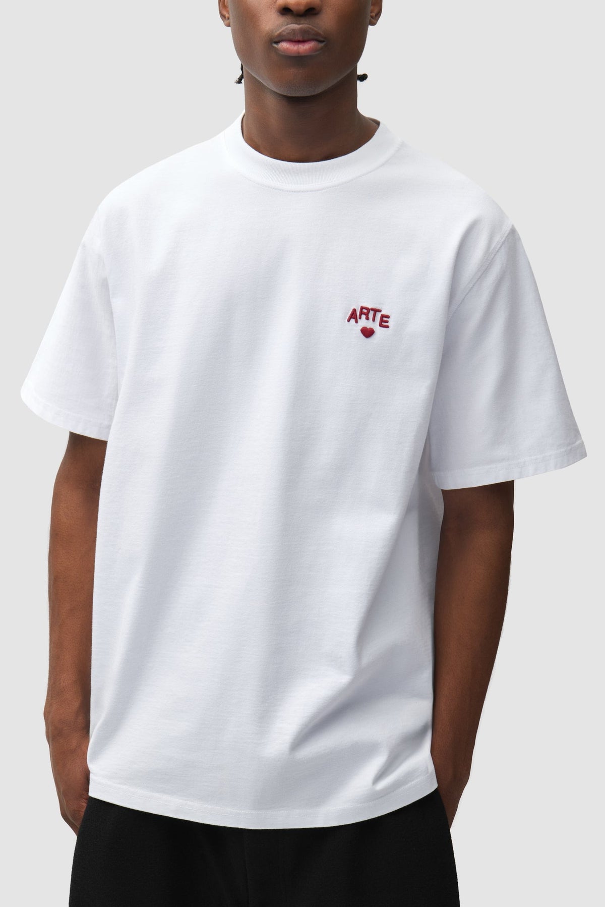 Arte Antwerp T-shirt Cor blanc – porté de trois-quarts, plan rapproché