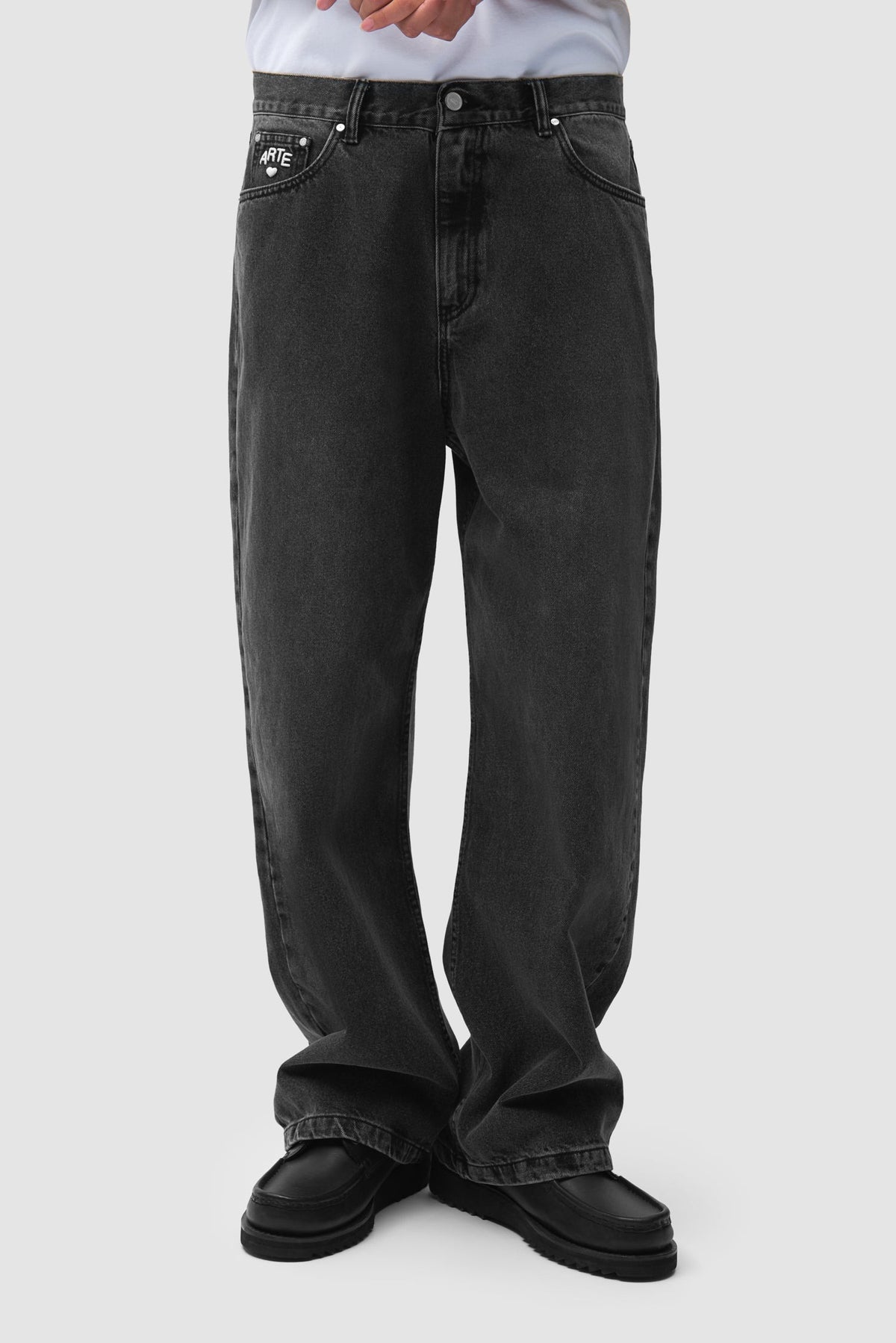 Arte Antwerp Jean Cor Uniform noir – porté de face, bas du corps