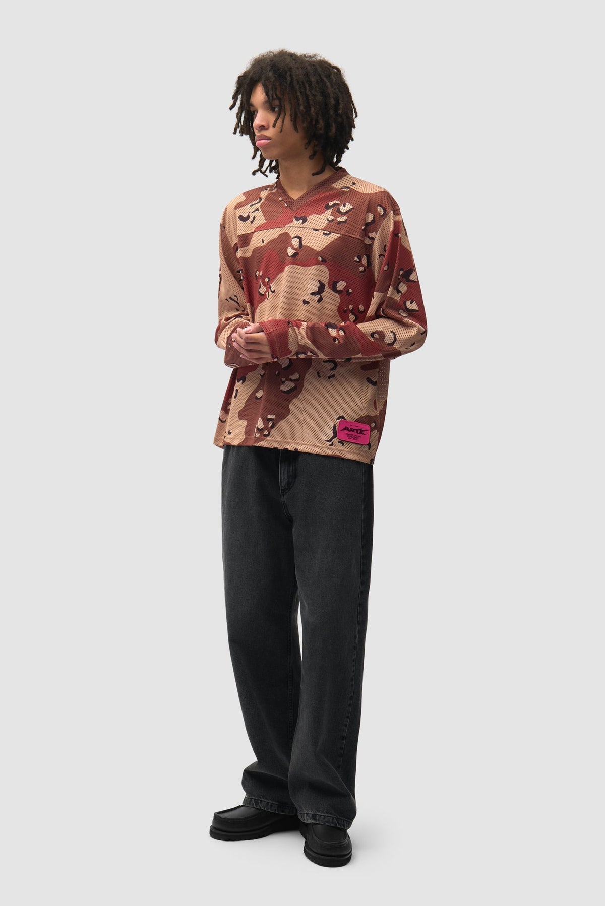 Arte Antwerp Jean Cor Uniform noir – porté de trois-quarts, en pied