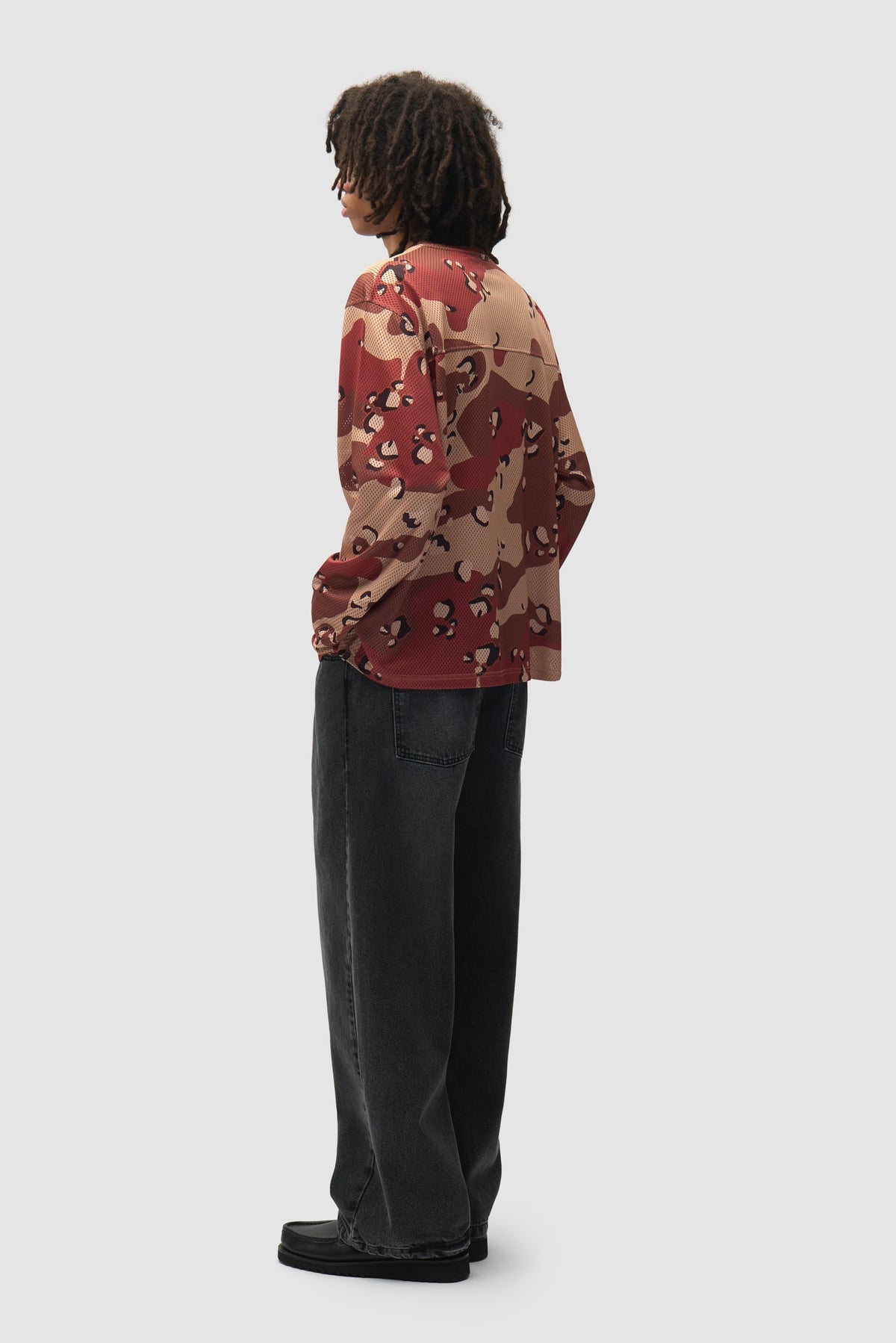 Arte Antwerp Jean Cor Uniform noir – porté de profil, en pied
