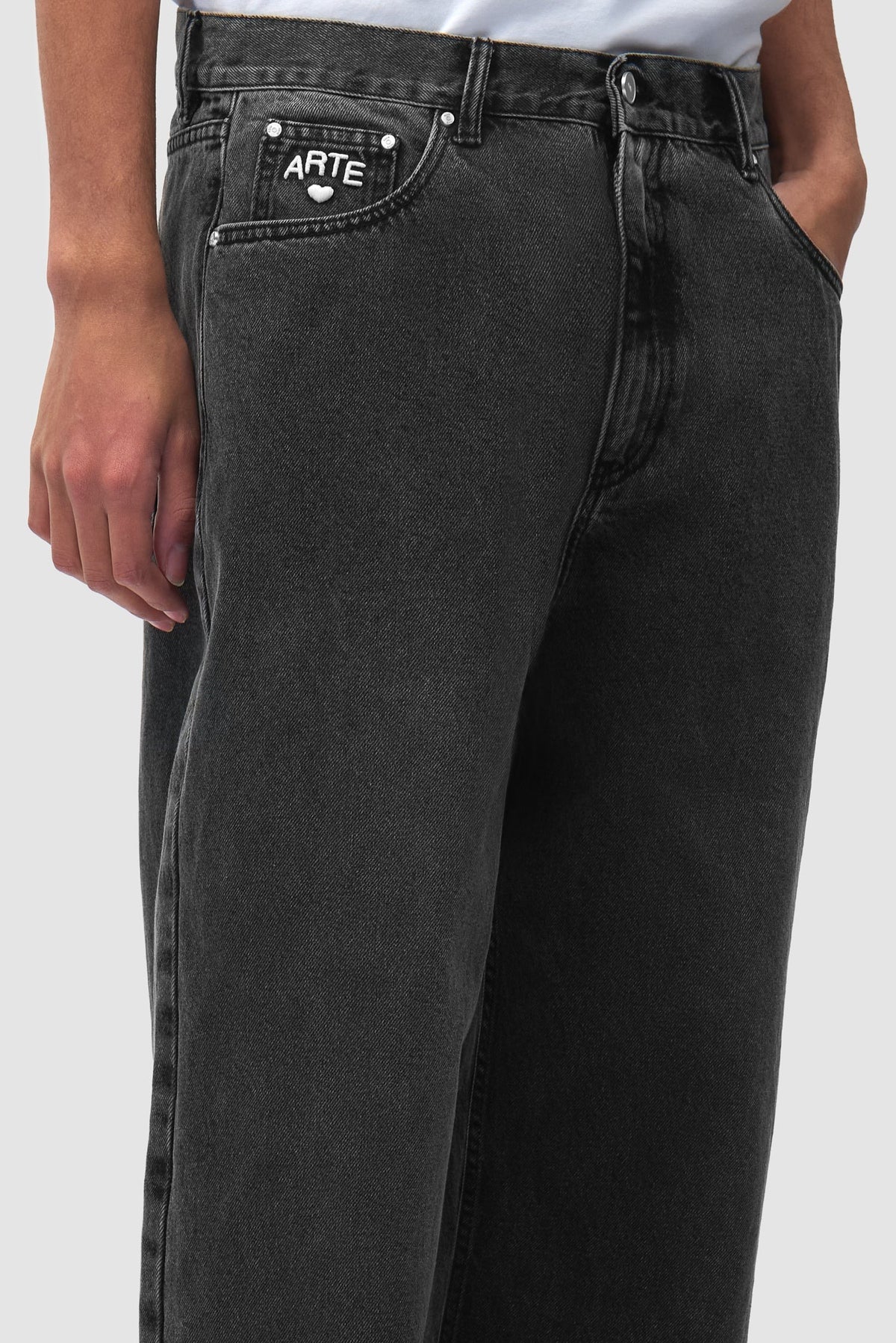 Arte Antwerp Jean Cor Uniform noir – détail de la poche avant
