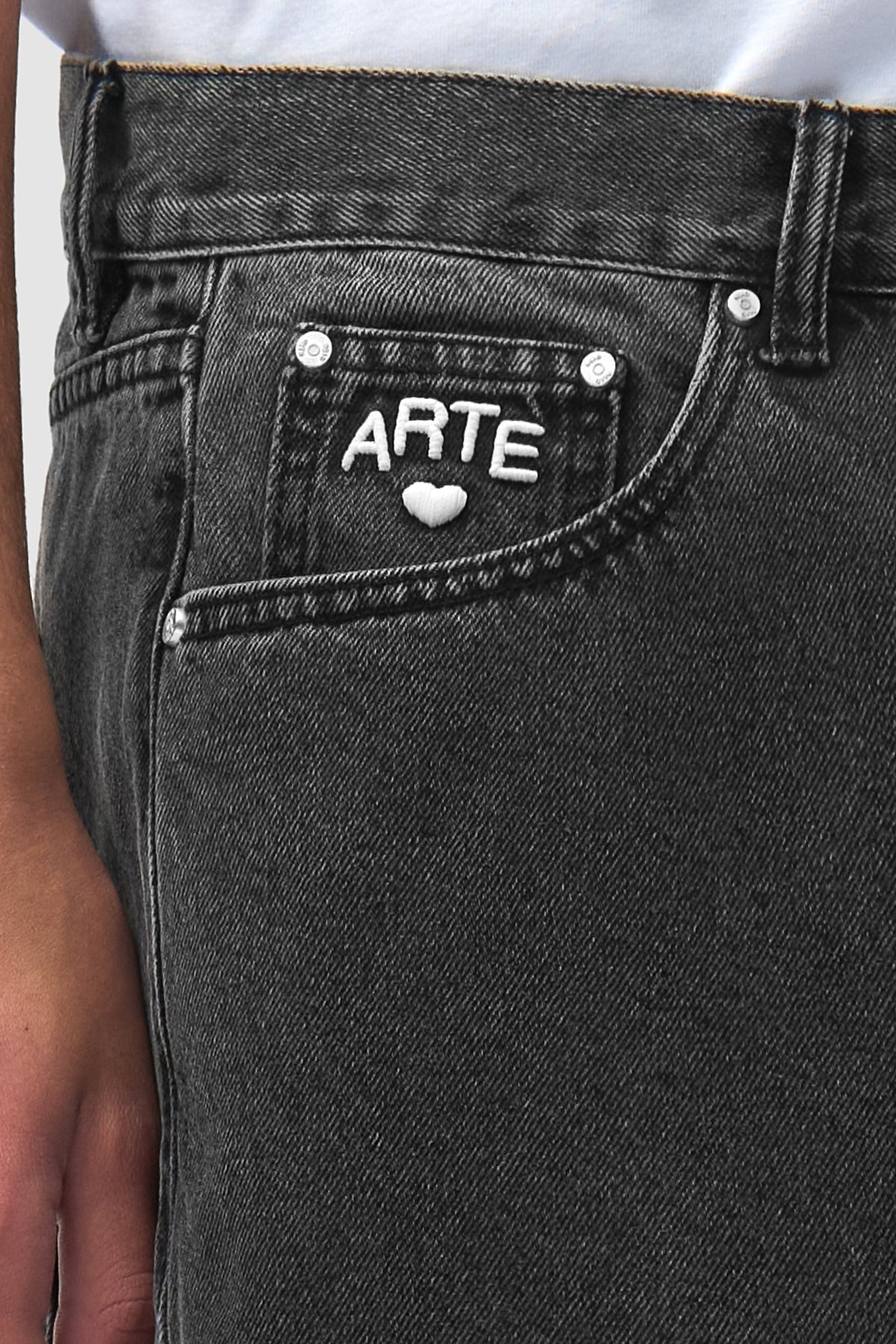 Arte Antwerp Jean Cor Uniform noir – détail du logo brodé sur la poche ticket