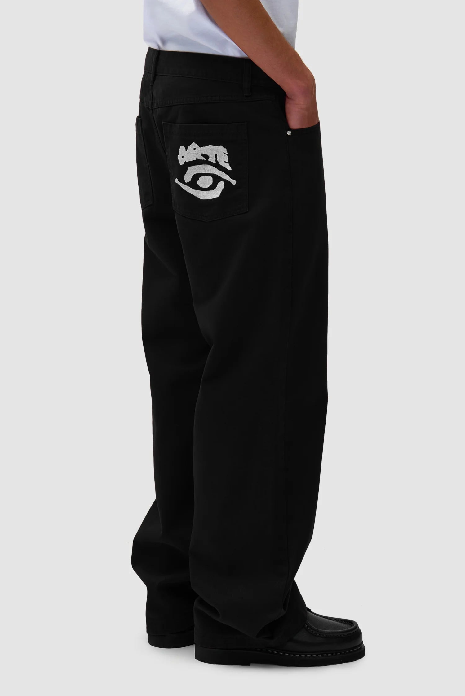 Arte Antwerp - Back Pocket Graphic Pants - Black - Pantalons et Shorts - AW25 - 080P - 28 - BLACK