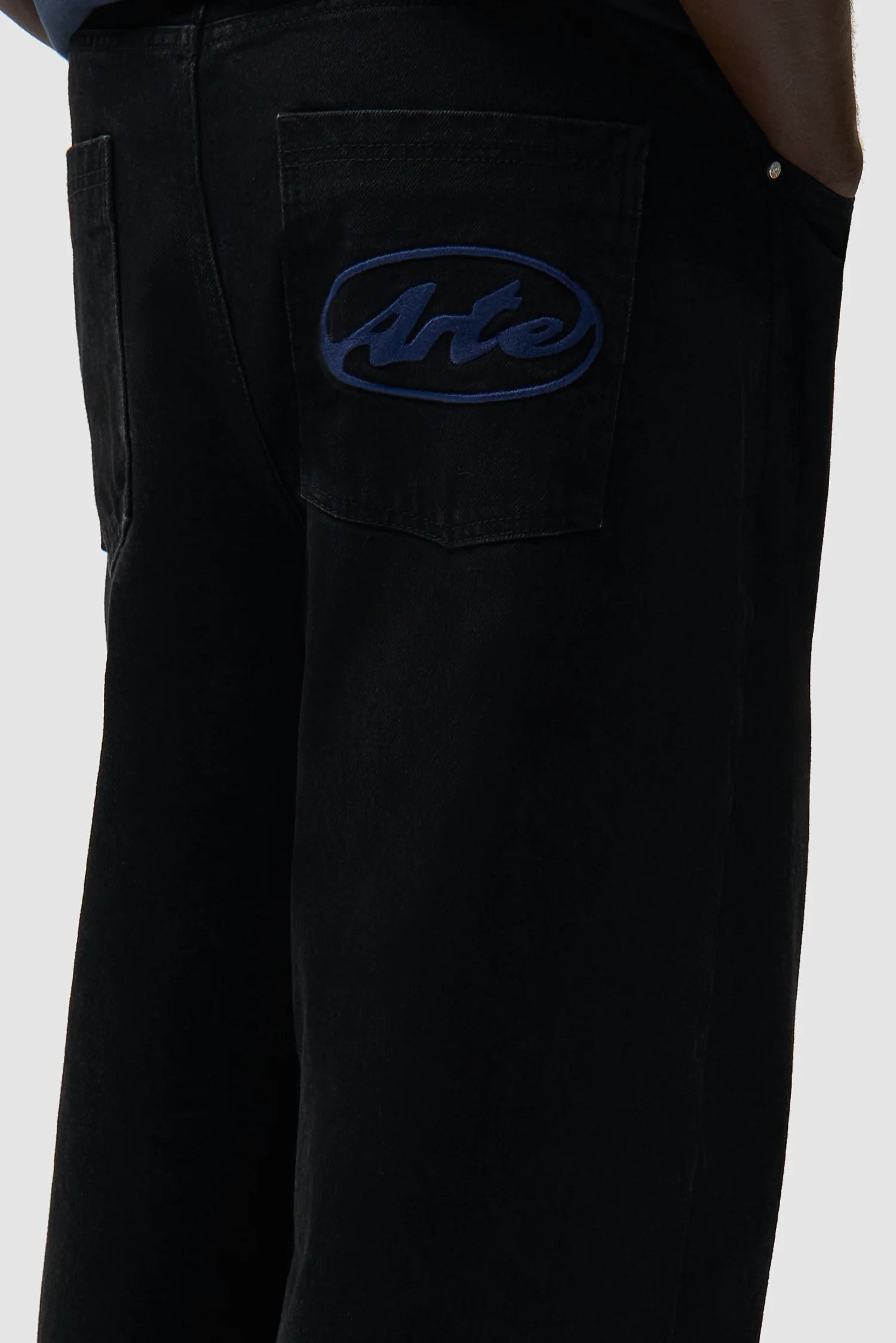 Arte Antwerp – Circle Logo Pocket Pants Black - Pantalons et Shorts - SS26-211P