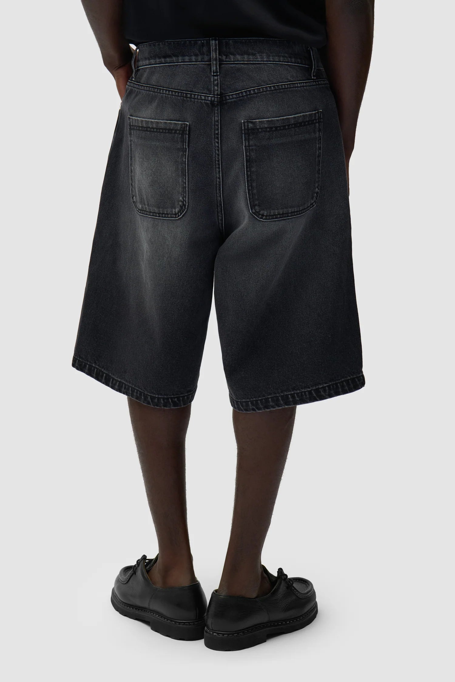 Arte Antwerp – Round pocket Denim Short Fade Black - Pantalons et Shorts - SS26-210SHO