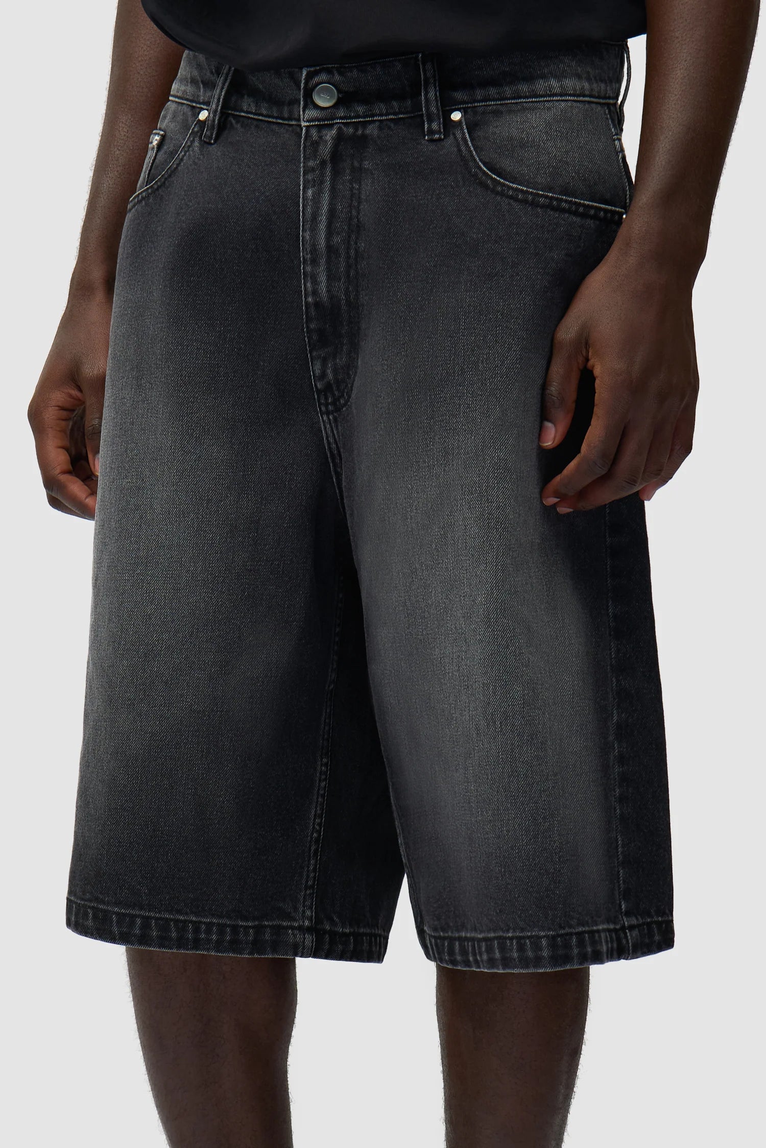 Arte Antwerp – Round pocket Denim Short Fade Black - Pantalons et Shorts - SS26-210SHO