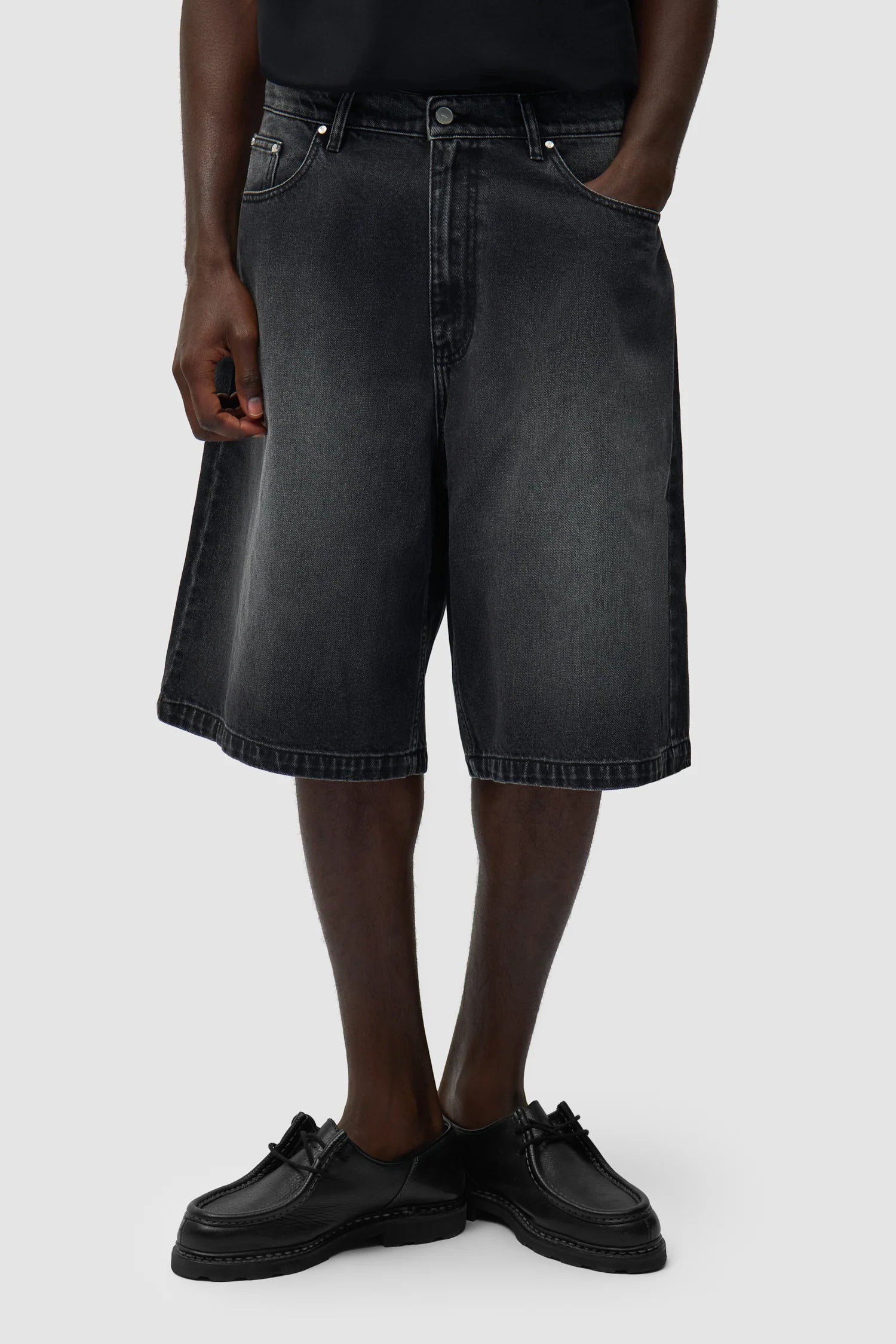 Arte Antwerp – Round pocket Denim Short Fade Black - Pantalons et Shorts - SS26-210SHO
