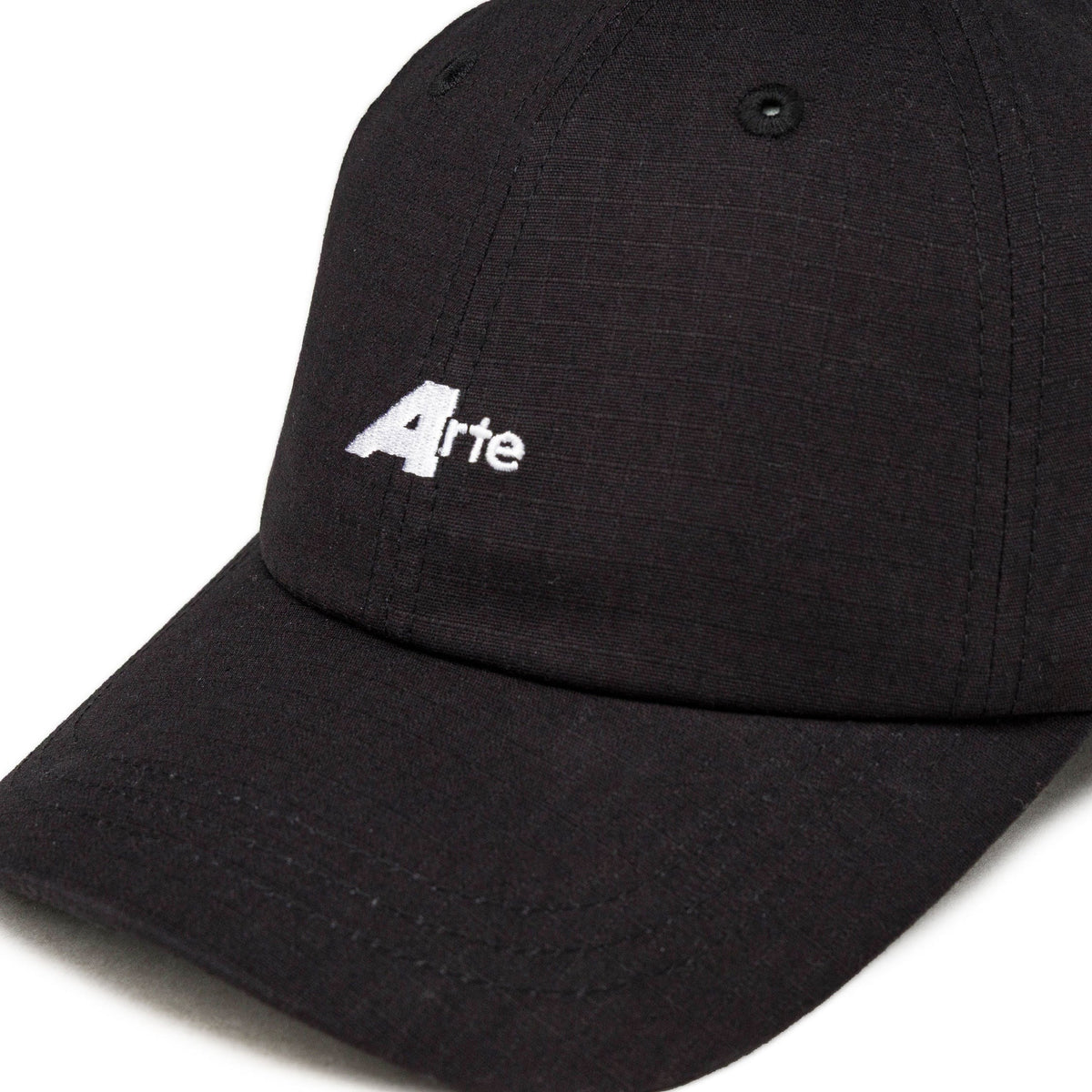 Arte Antwerp Cap Ripstop Big A schwarz – Detail des gestickten Logos