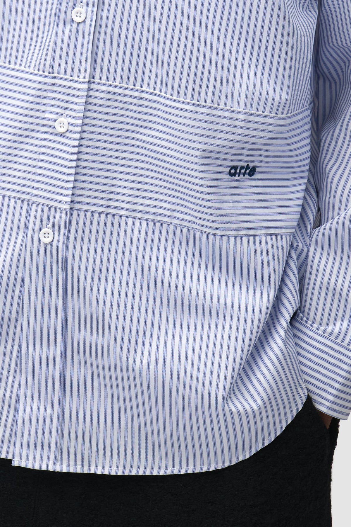 Arte Antwerp Chemise Striped Gallery bleue – détail du logo brodé