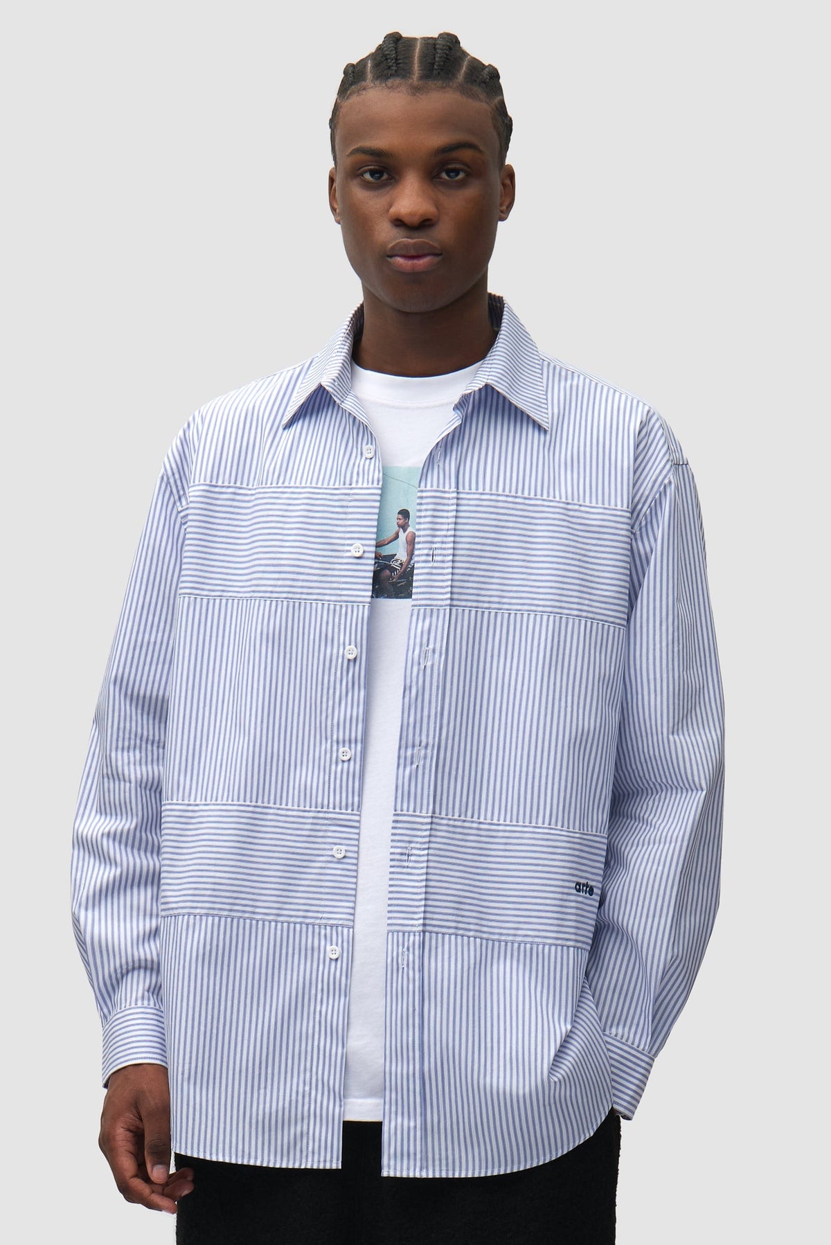 Arte Antwerp Chemise Striped Gallery bleue – porté de face, plan buste