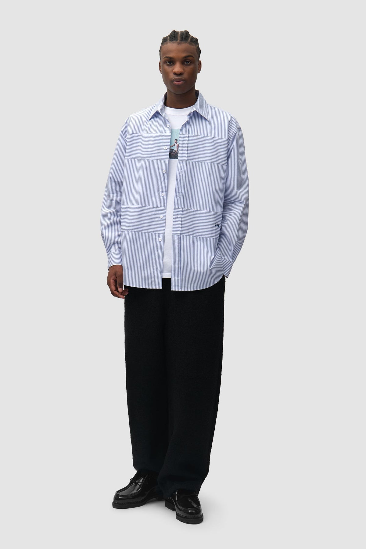 Arte Antwerp Chemise Striped Gallery bleue – porté de face, en pied