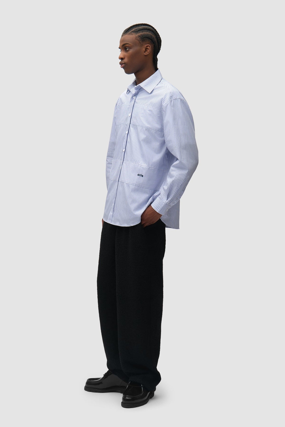 Arte Antwerp Chemise Striped Gallery bleue – porté de profil, en pied