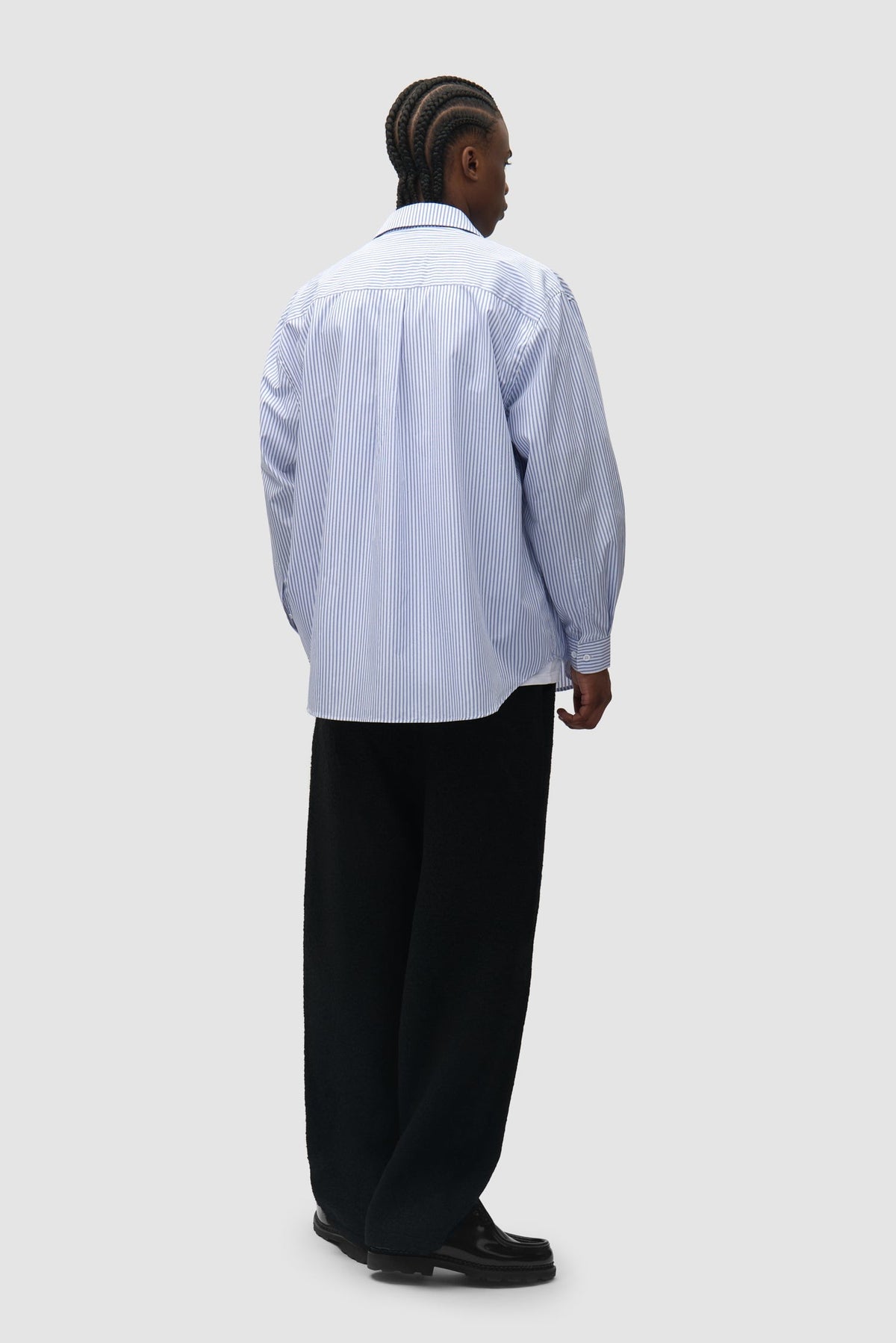 Arte Antwerp Chemise Striped Gallery bleue – porté de dos, en pied
