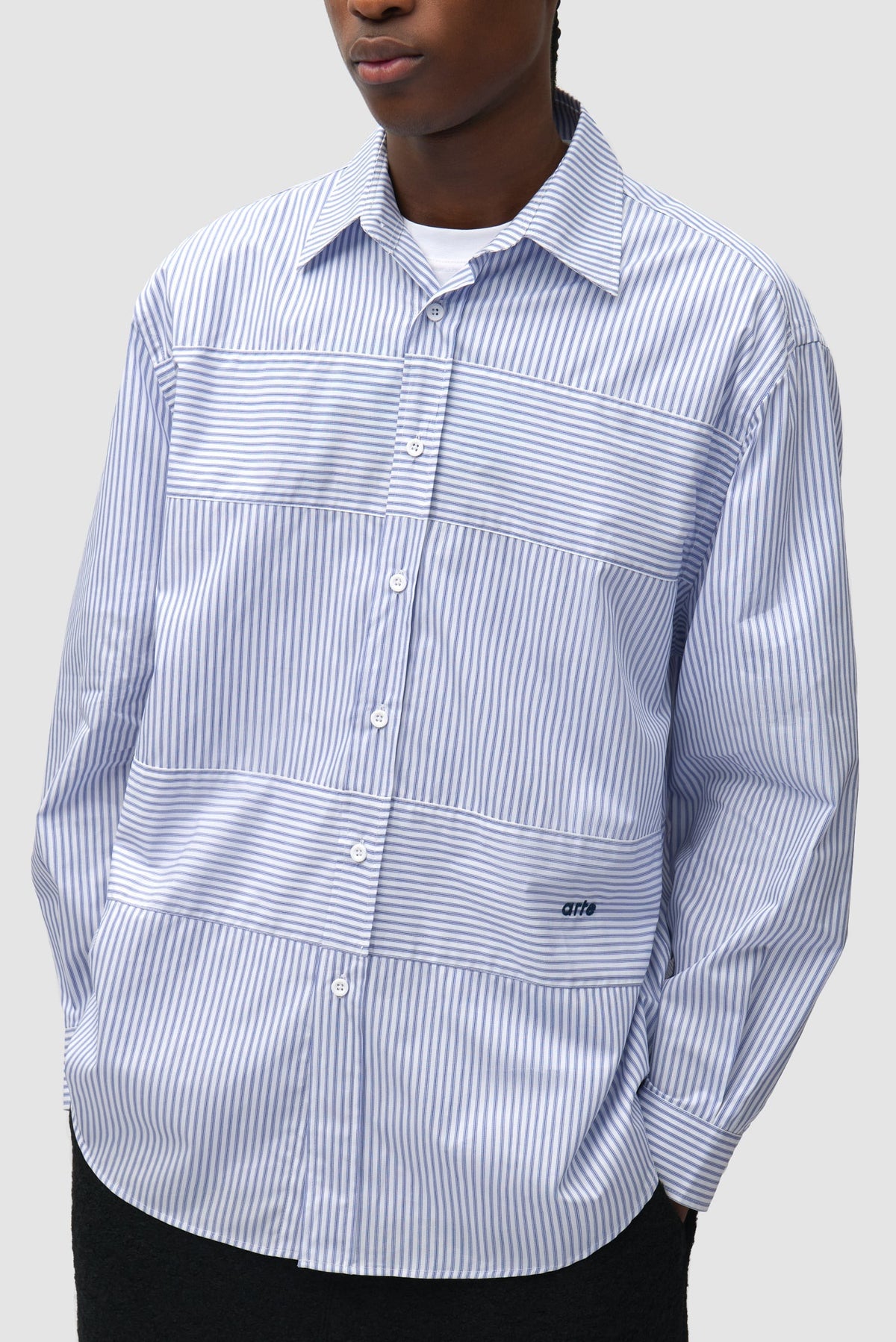 Arte Antwerp Chemise Striped Gallery bleue – porté de face, plan rapproché
