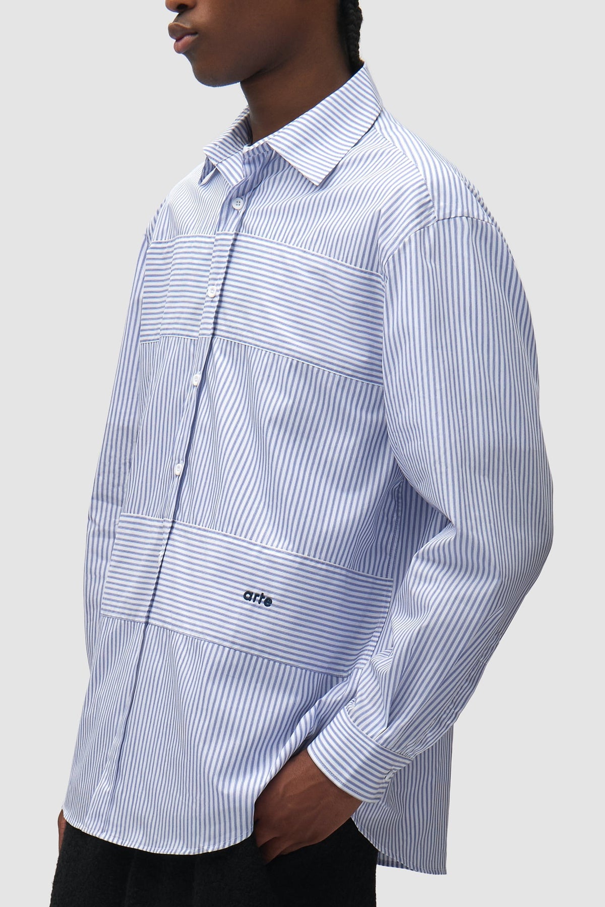 Arte Antwerp Chemise Striped Gallery bleue – porté de trois-quarts, plan rapproché
