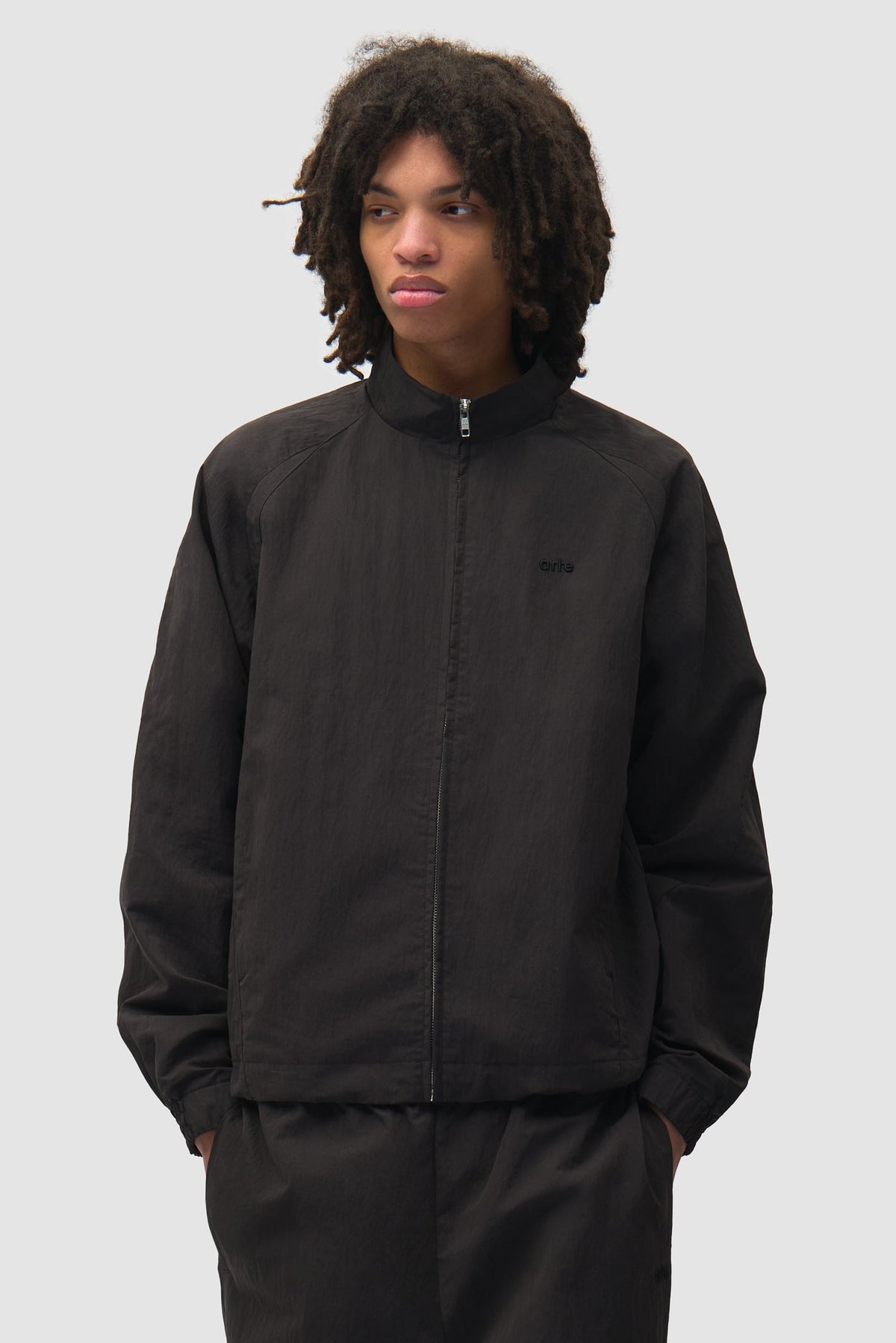 Arte Antwerp Trainingsjacke Uniform schwarz – getragen von vorne, Oberkörper