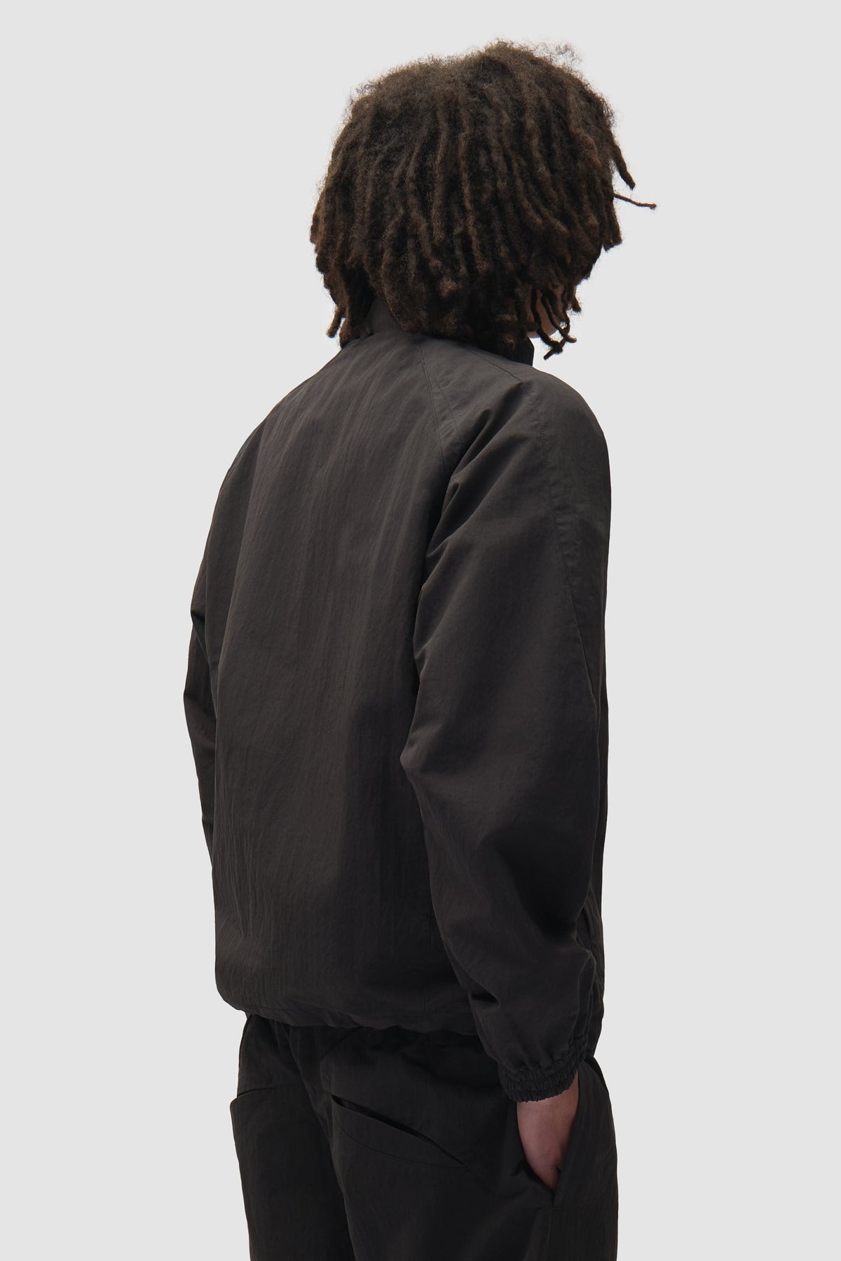 Arte Antwerp Trainingsjacke Uniform schwarz – getragen von hinten, Oberkörper
