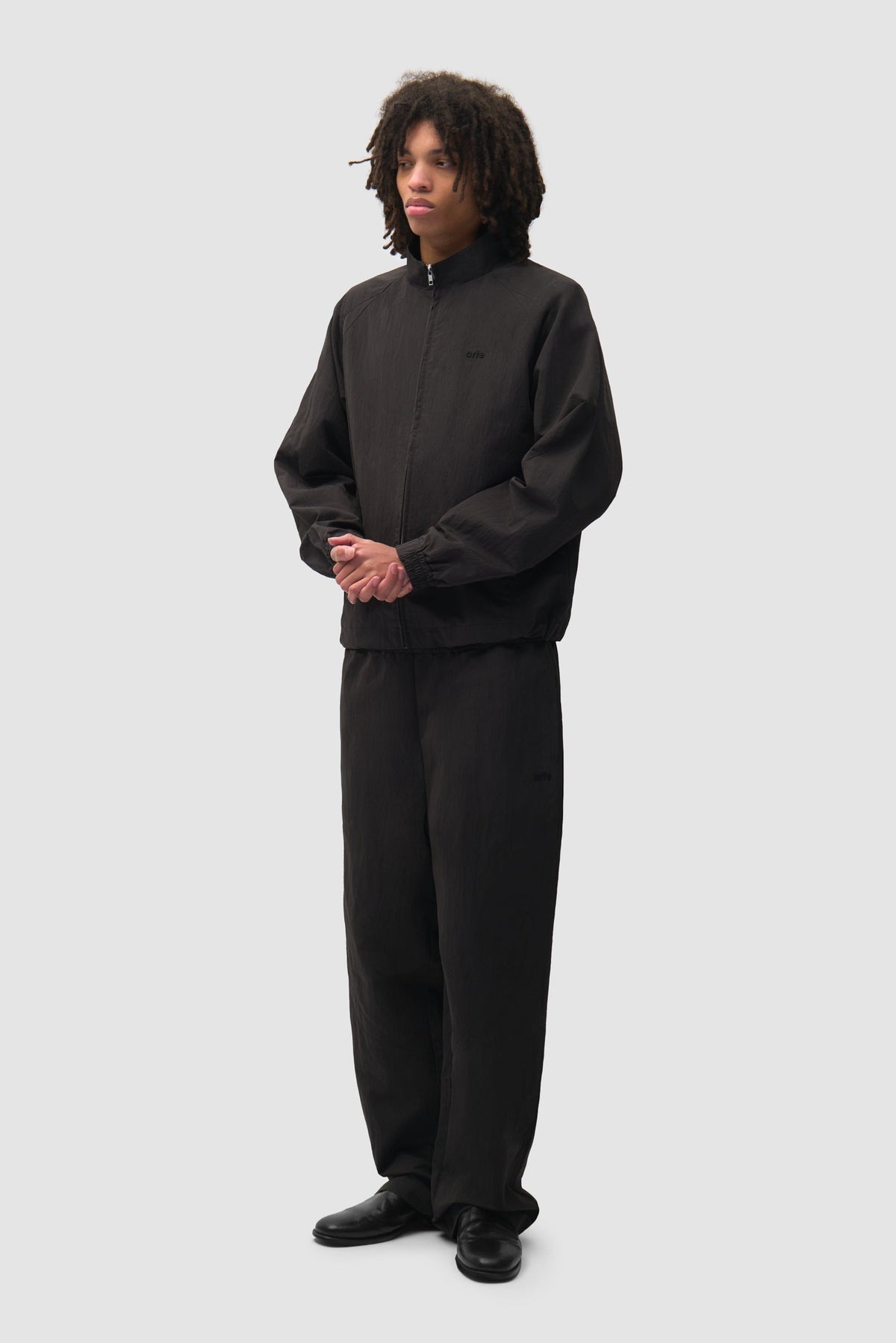 Arte Antwerp Trainingsjacke Uniform schwarz – getragen von vorne, Ganzkörper