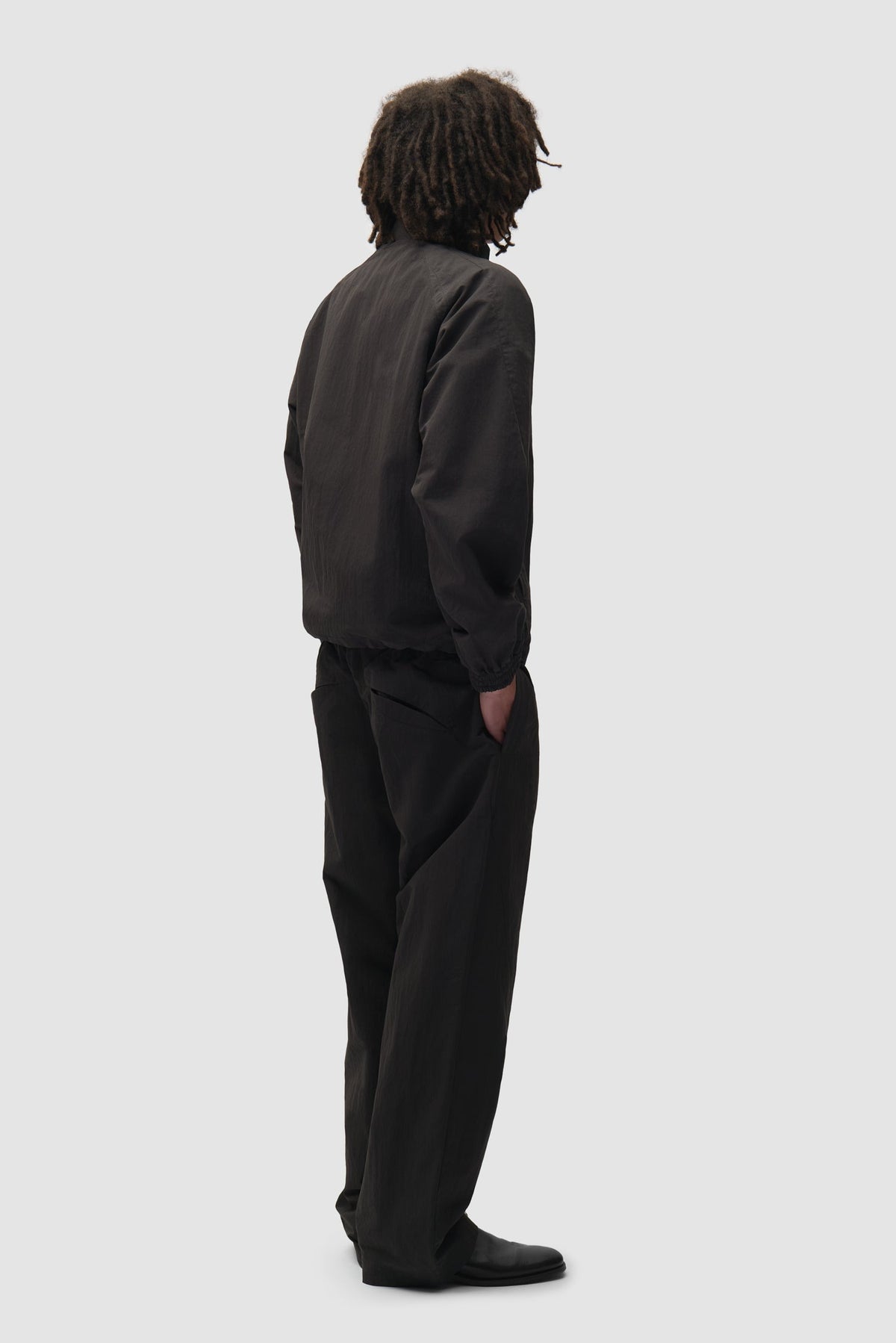 Arte Antwerp Trainingsjacke Uniform schwarz – getragen von hinten, Ganzkörper