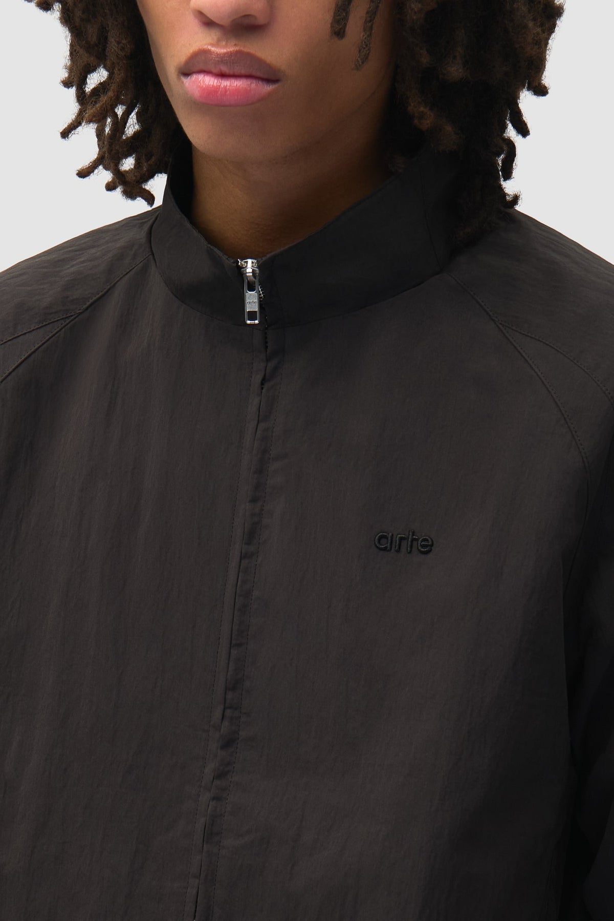 Arte Antwerp Trainingsjacke Uniform schwarz – Detail von Kragen und gesticktem Logo