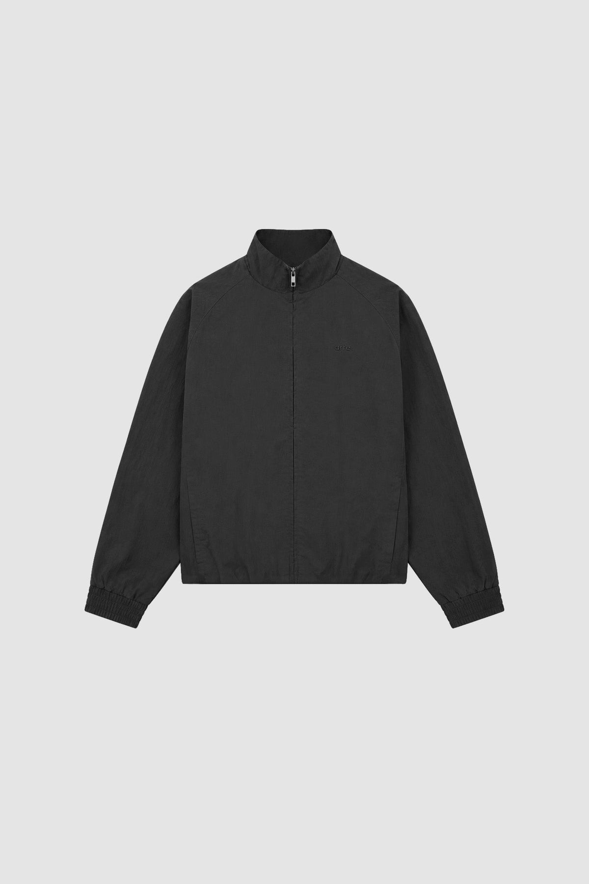 Arte Antwerp Trainingsjacke Uniform schwarz – Packshot Vorderseite auf grauem Hintergrund