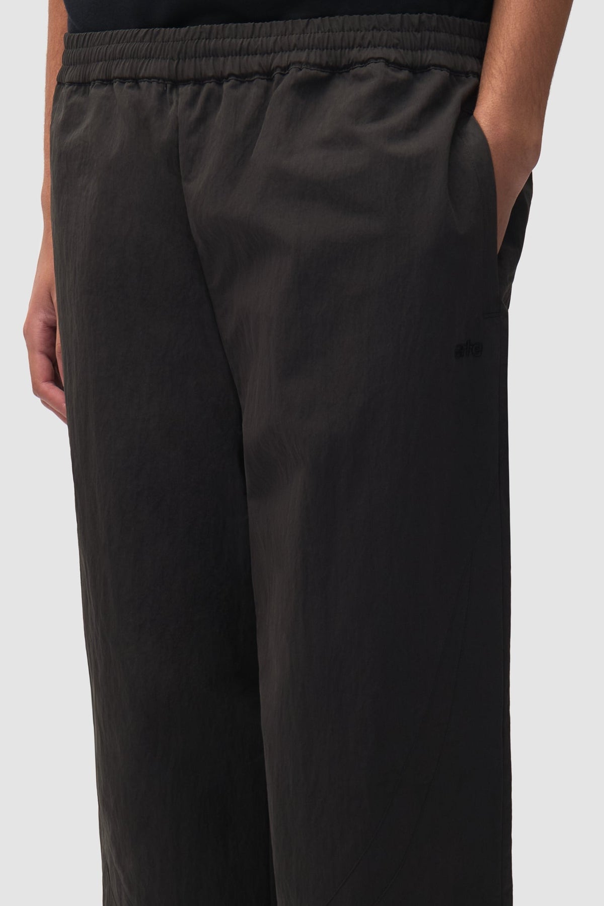 Arte Antwerp Jogginghose Uniform schwarz – Detail von Bund und Tasche