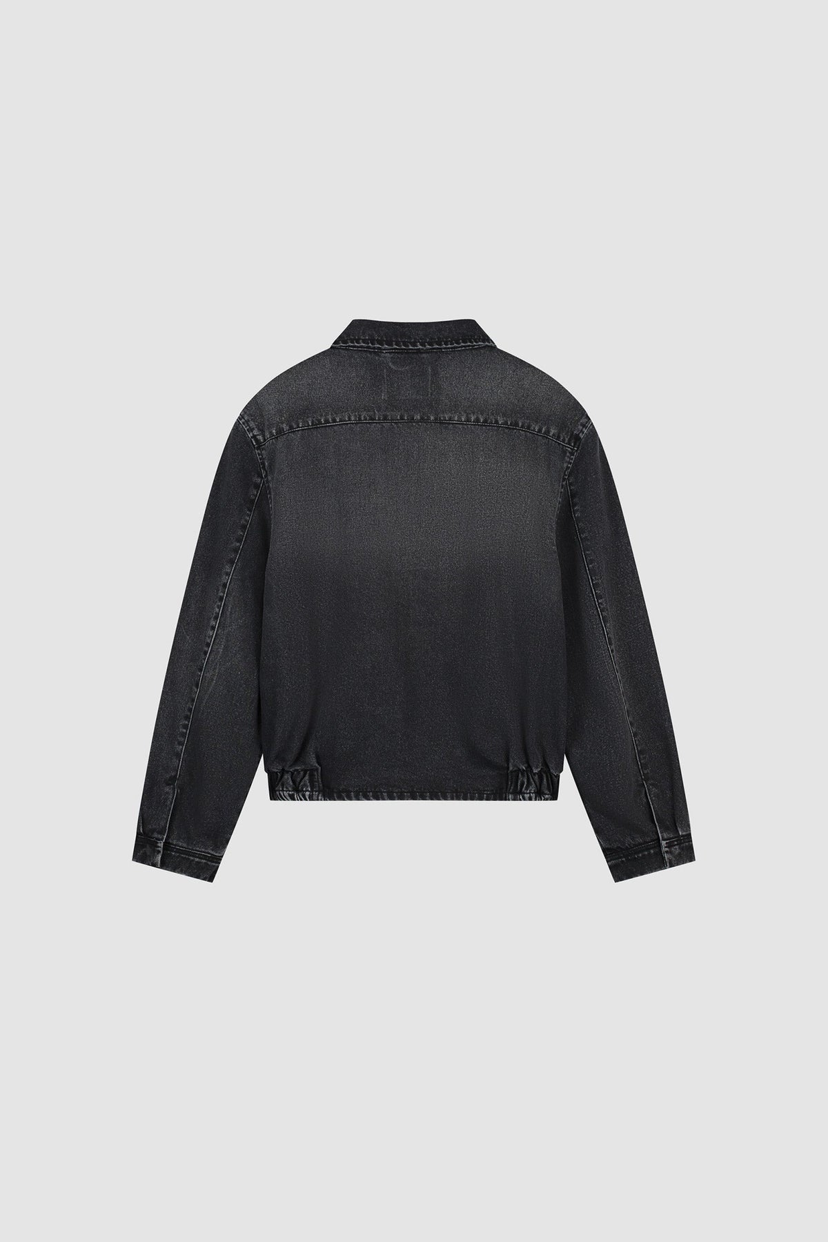 Arte Antwerp Jeansjacke Washed Denim Classic schwarz – Packshot Rückseite auf grauem Hintergrund