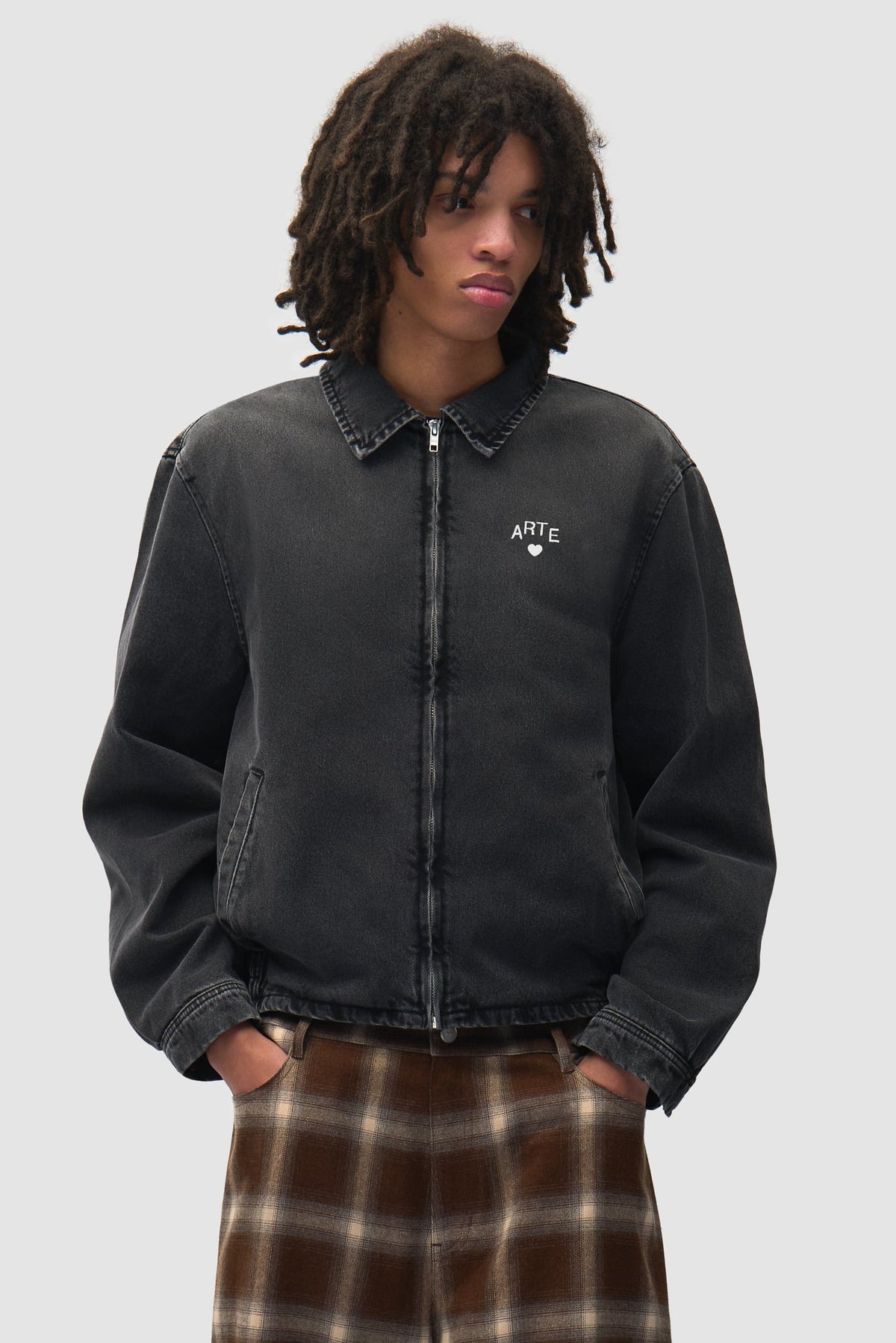 Arte Antwerp Jeansjacke Washed Denim Classic schwarz – getragen von vorne, Oberkörper