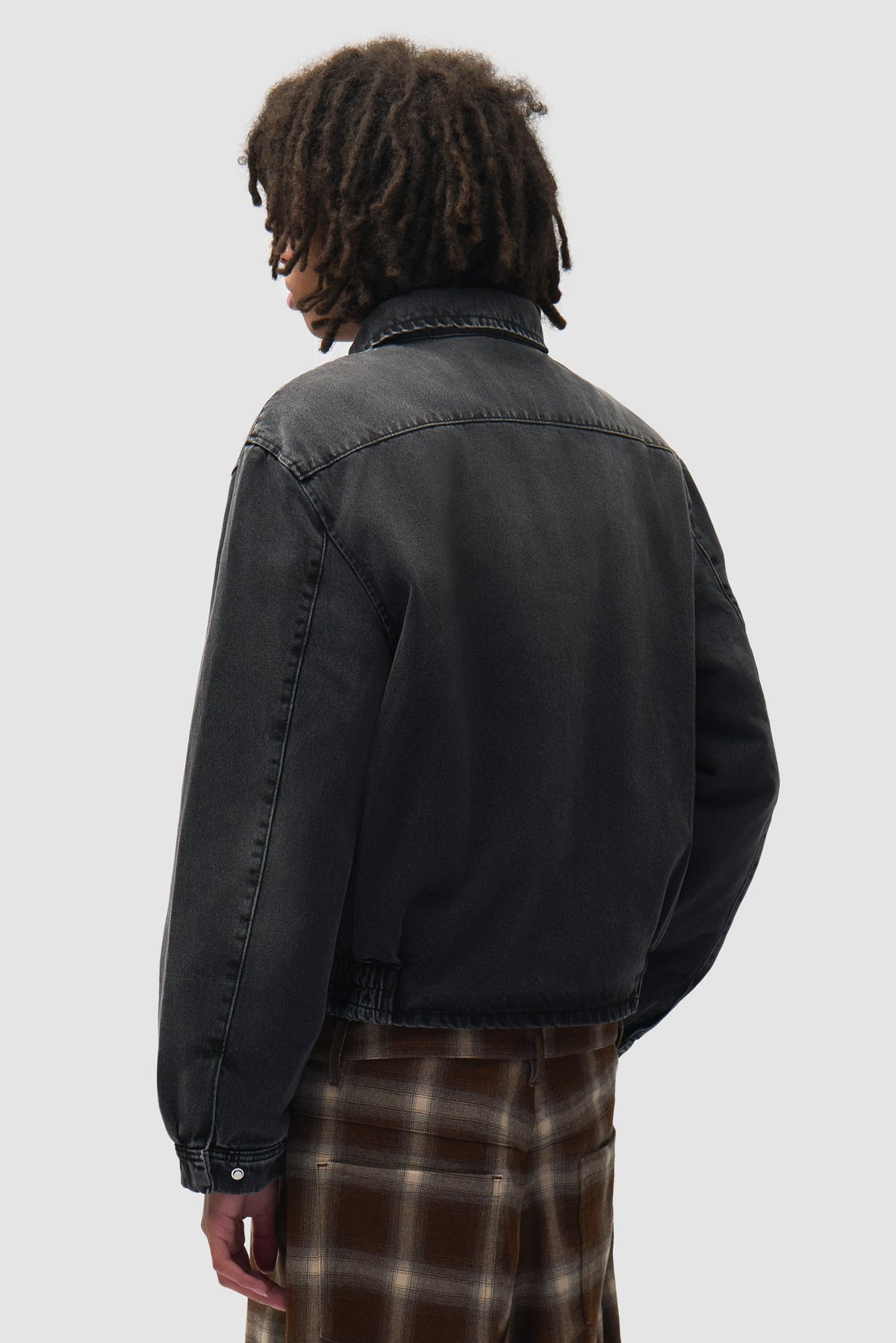 Arte Antwerp Jeansjacke Washed Denim Classic schwarz – getragen von hinten, Oberkörper