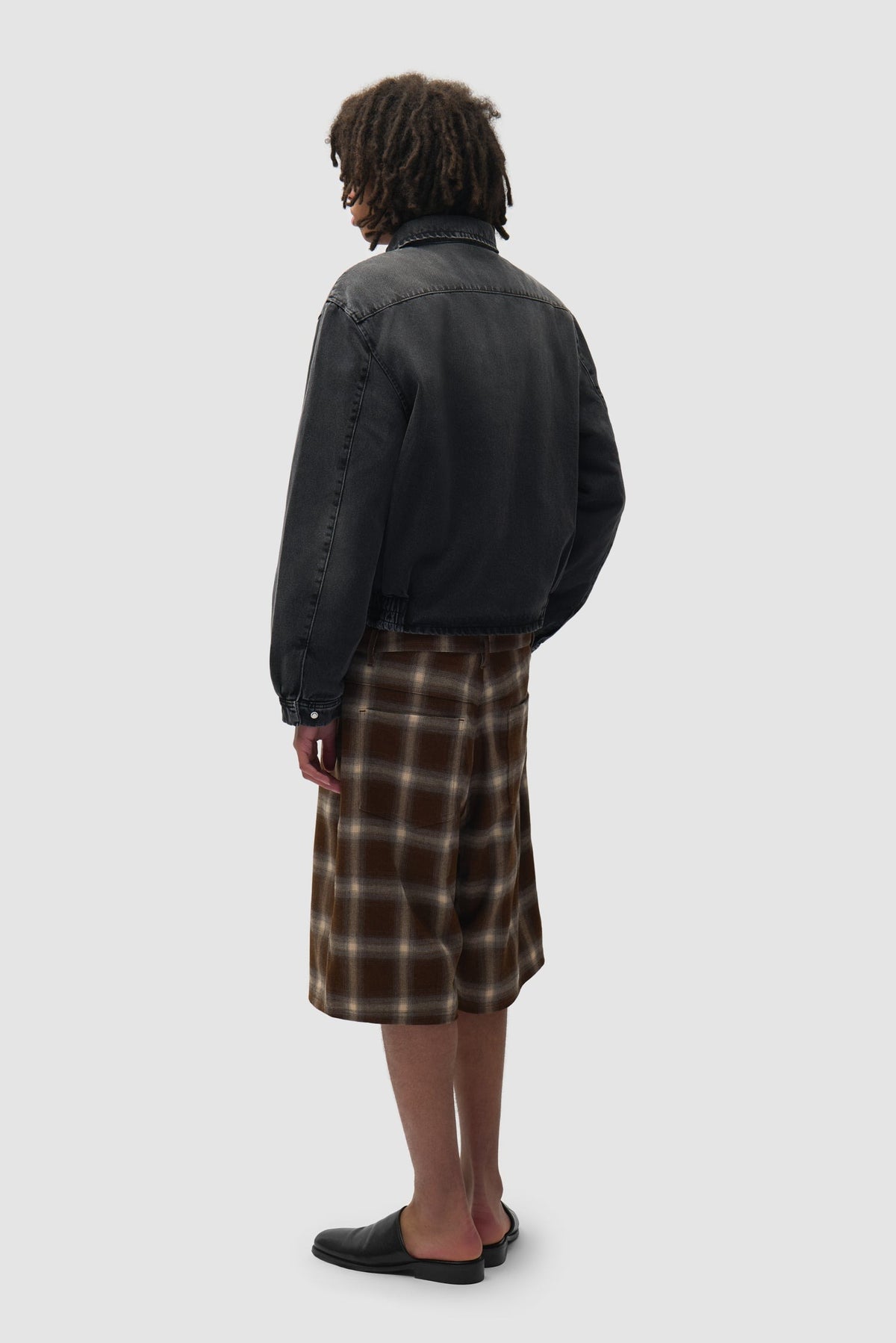 Arte Antwerp Jeansjacke Washed Denim Classic schwarz – getragen von hinten, Ganzkörper