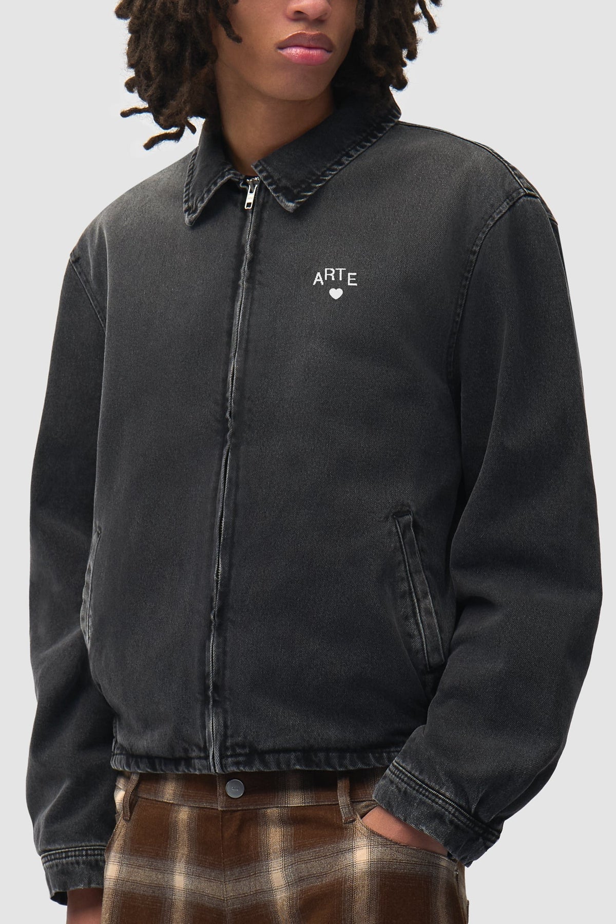 Arte Antwerp Jeansjacke Washed Denim Classic schwarz – getragen in Dreiviertelansicht, Nahaufnahme